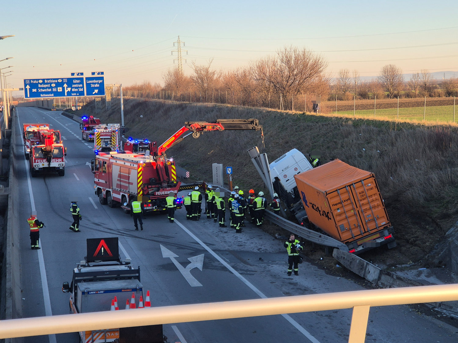 Heute.at - Kilometerlanger Stau! Lkw-Fahrer bei Unfall verletzt