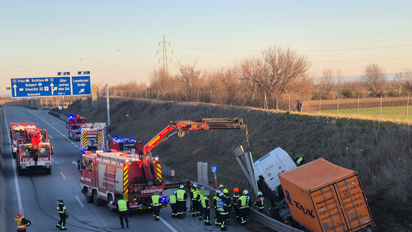 Heute.at - Kilometerlanger Stau! Lkw-Fahrer bei Unfall verletzt