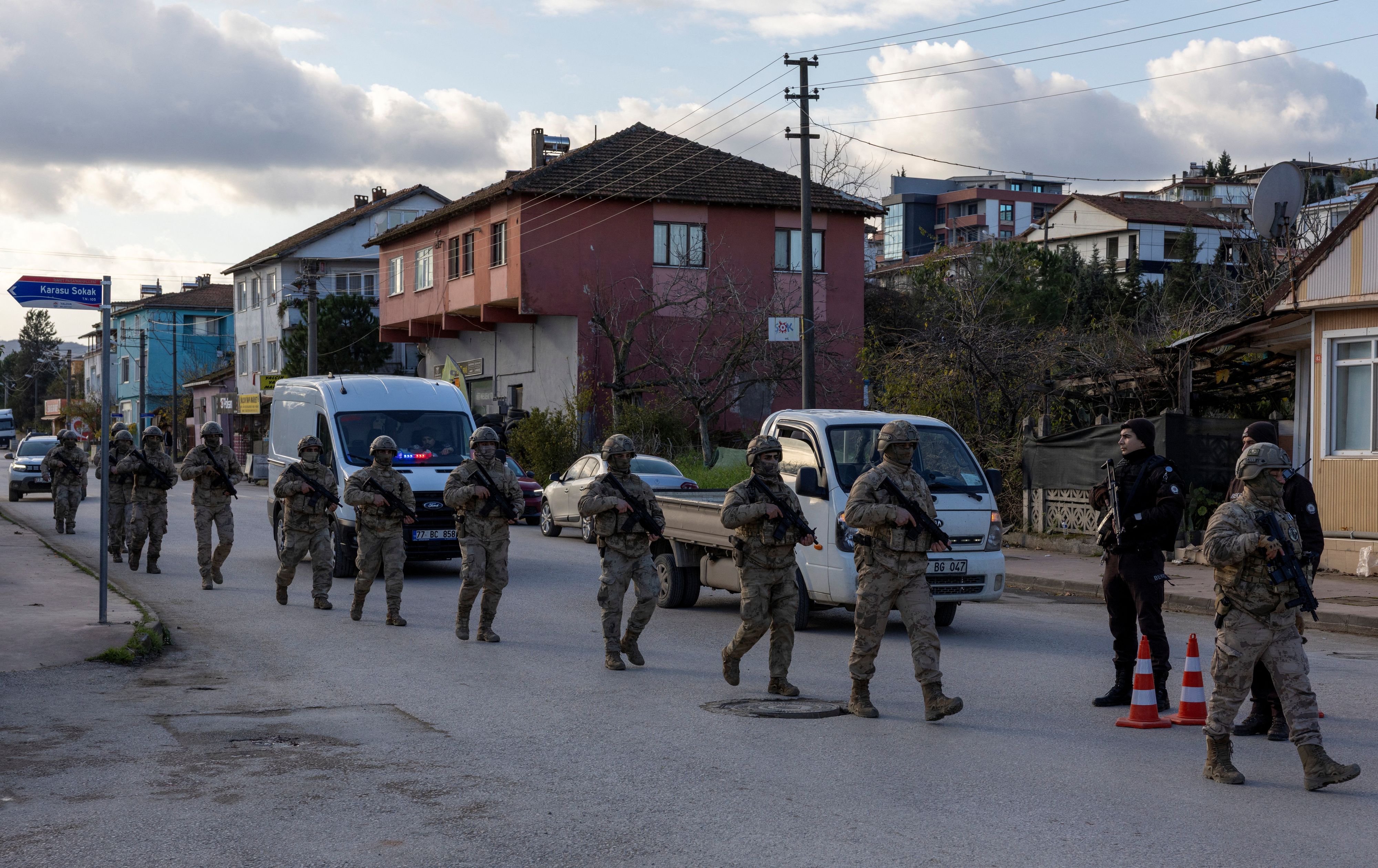 Heute.at - Blutige Razzia – 6 Terroristen und 3 Polizisten tot