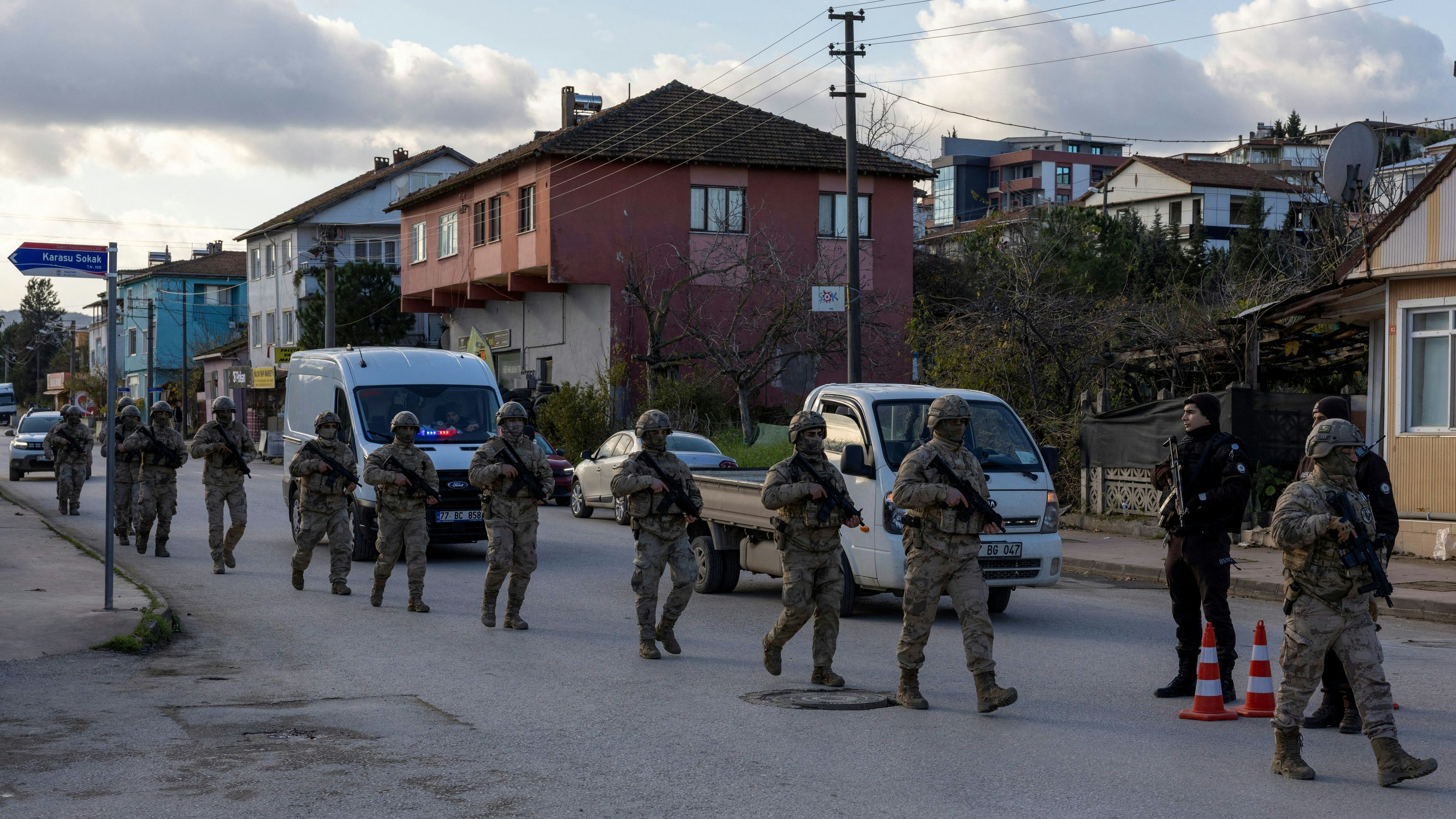 Heute.at - Blutige Razzia – 6 Terroristen und 3 Polizisten tot