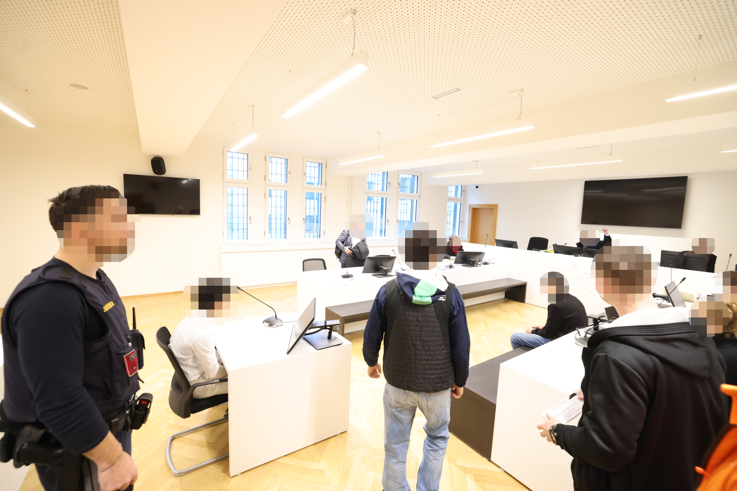 Heute.at - Teeniebande vor Gericht – brach Autos mit Nothammer auf