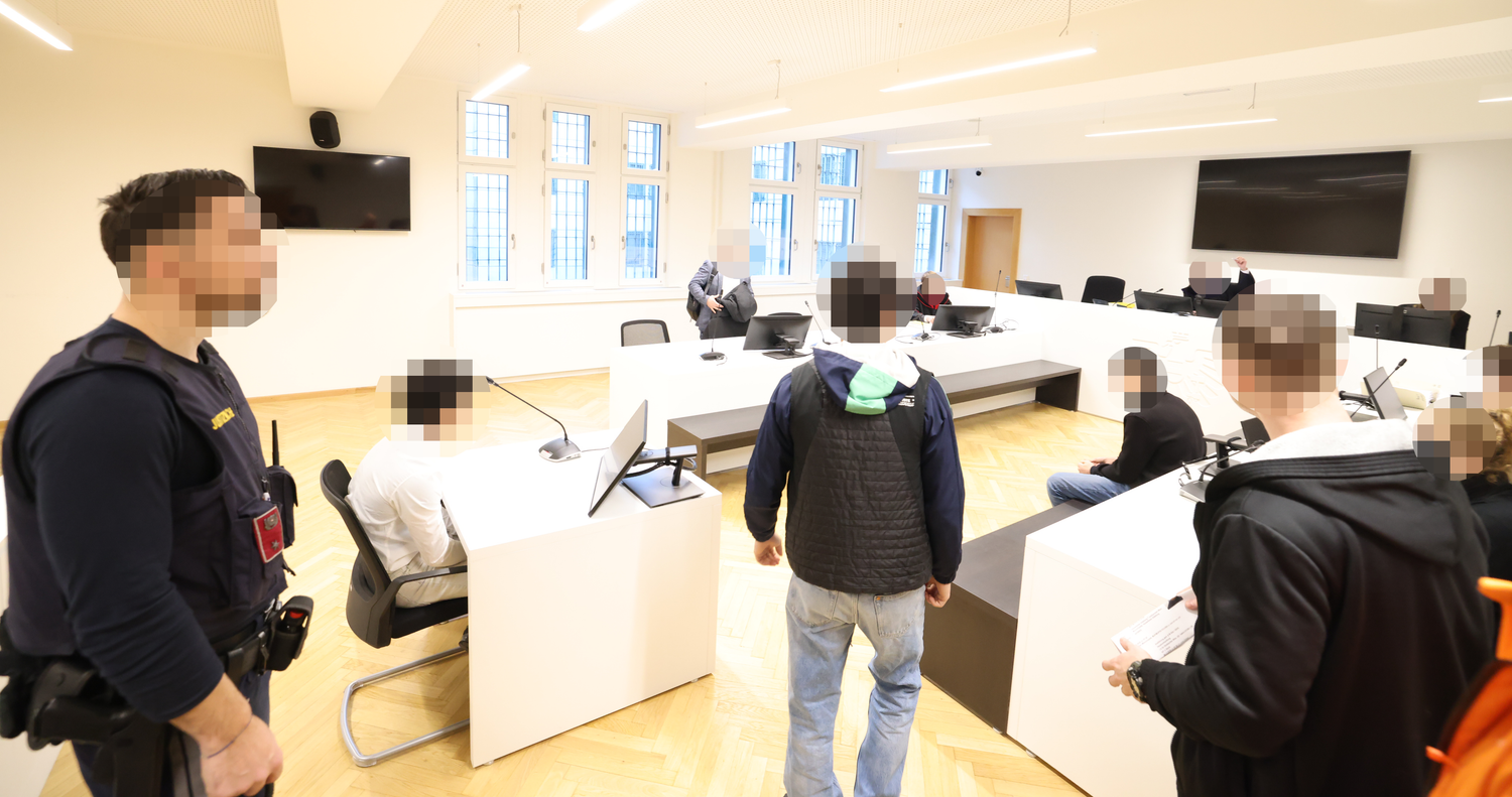 Heute.at - Teeniebande vor Gericht – brach Autos mit Nothammer auf