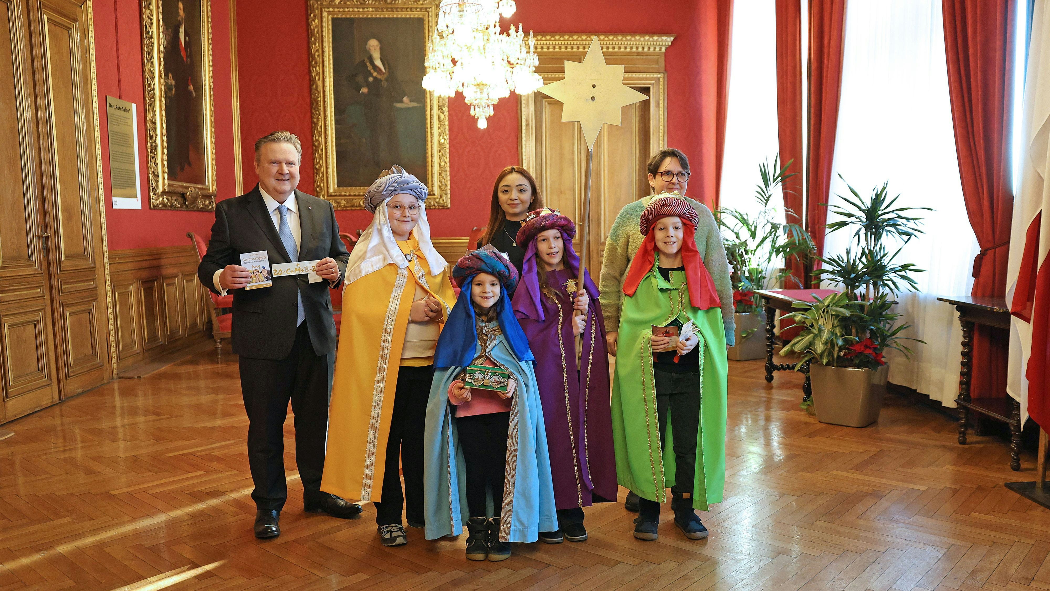 Bürgermeister Michael Ludwig (SP) bekam ebenfalls Besuch von den Sternsingern.