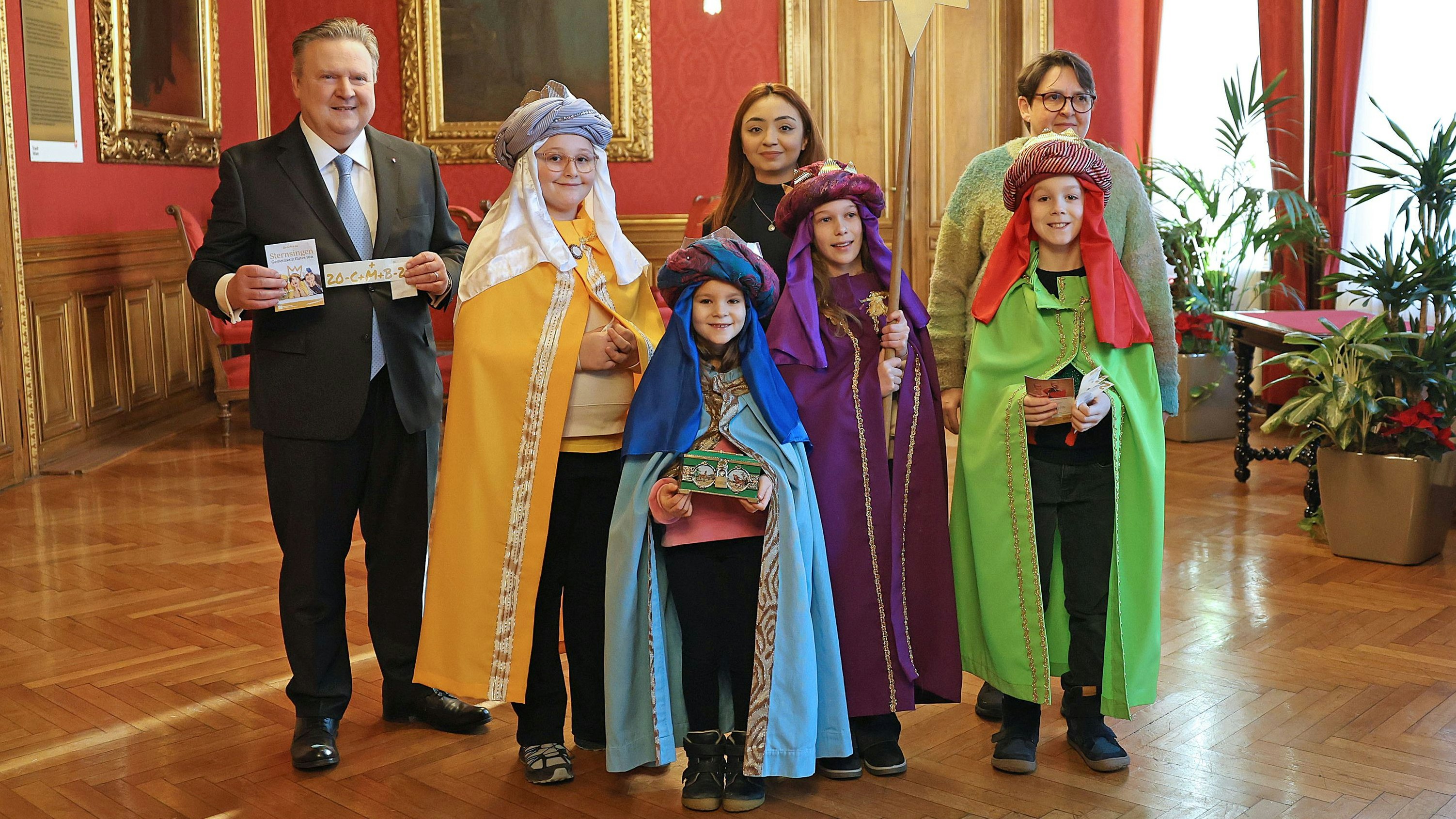 Heute.at - Sternsinger bringen Bürgermeister den Segen ins Rathaus