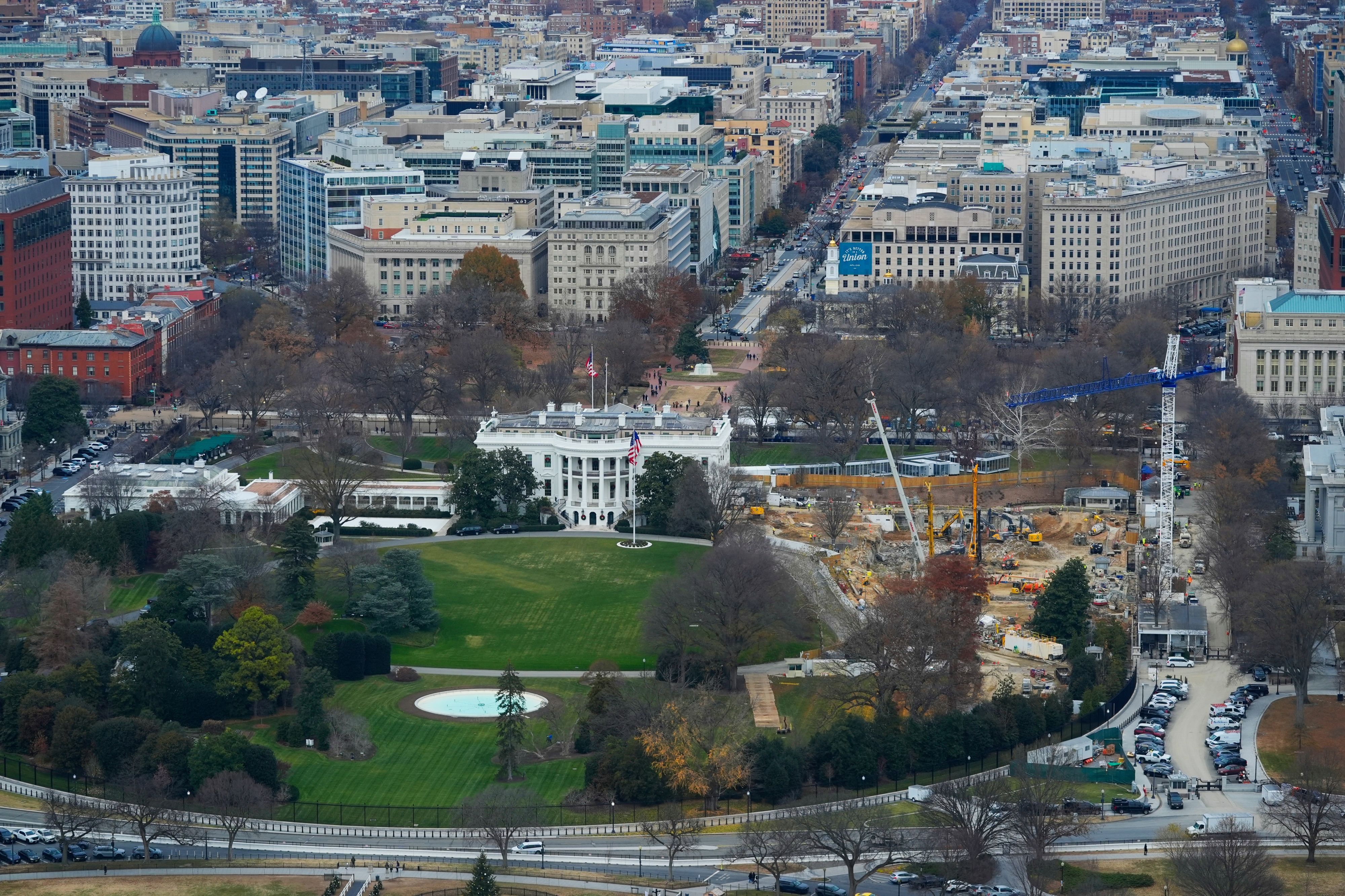 Erst aus der Luft wird klar, wie groß die Wunde ist, die durch den Abriss des Ostflügels entstanden ist. Im Bild links sieht man die Kolonnade, die zum Westflügel des Weißen Hauses führt