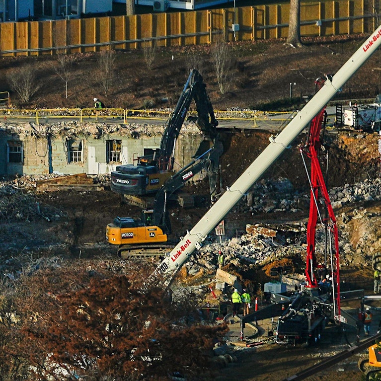 Der Ostflügel ist abgerissen, Anfang Jänner will Donald Trump seine Pläne für den neuen Ballsaal im Weißen Haus offenlegen. Er soll inzwischen schon 400 Millionen Dollar kosten, Kritiker laufen dagegen Sturm. Ein Marmorbad gibt erste Einblicke.