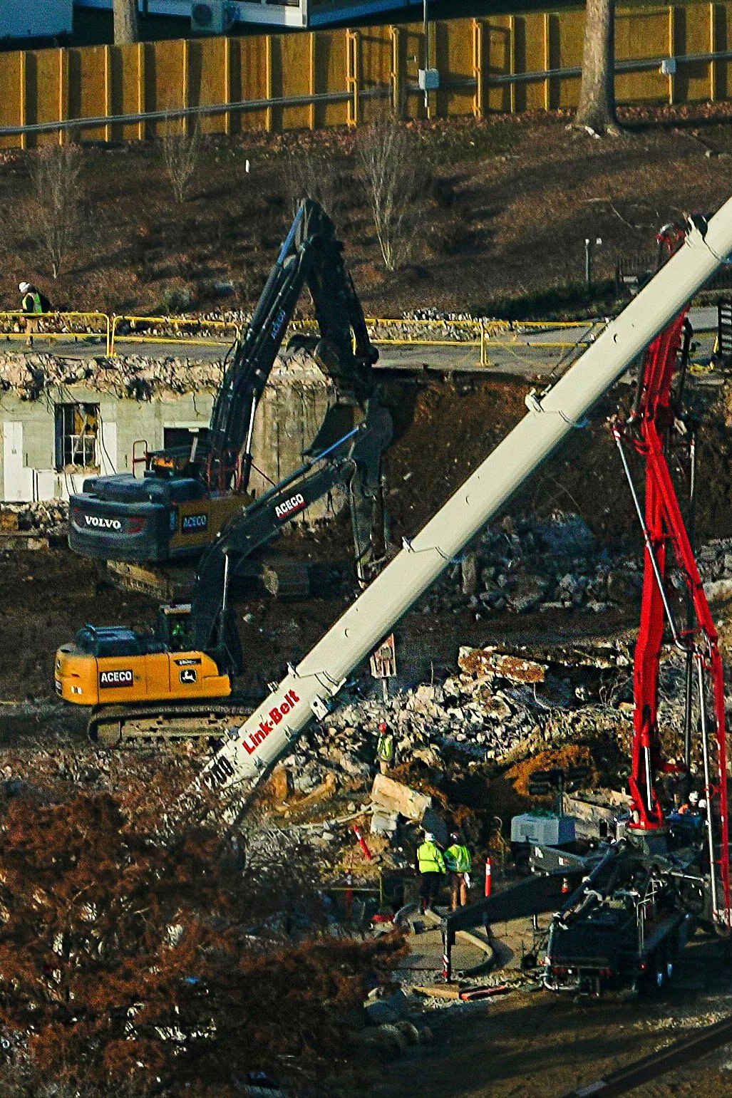 Was vom Ostflügel noch übrig ist: Schweres Gerät auf der Baustelle im Weißen Haus in Washington. Bis Ende Dezember soll der Schutt komplett weggeschafft sein