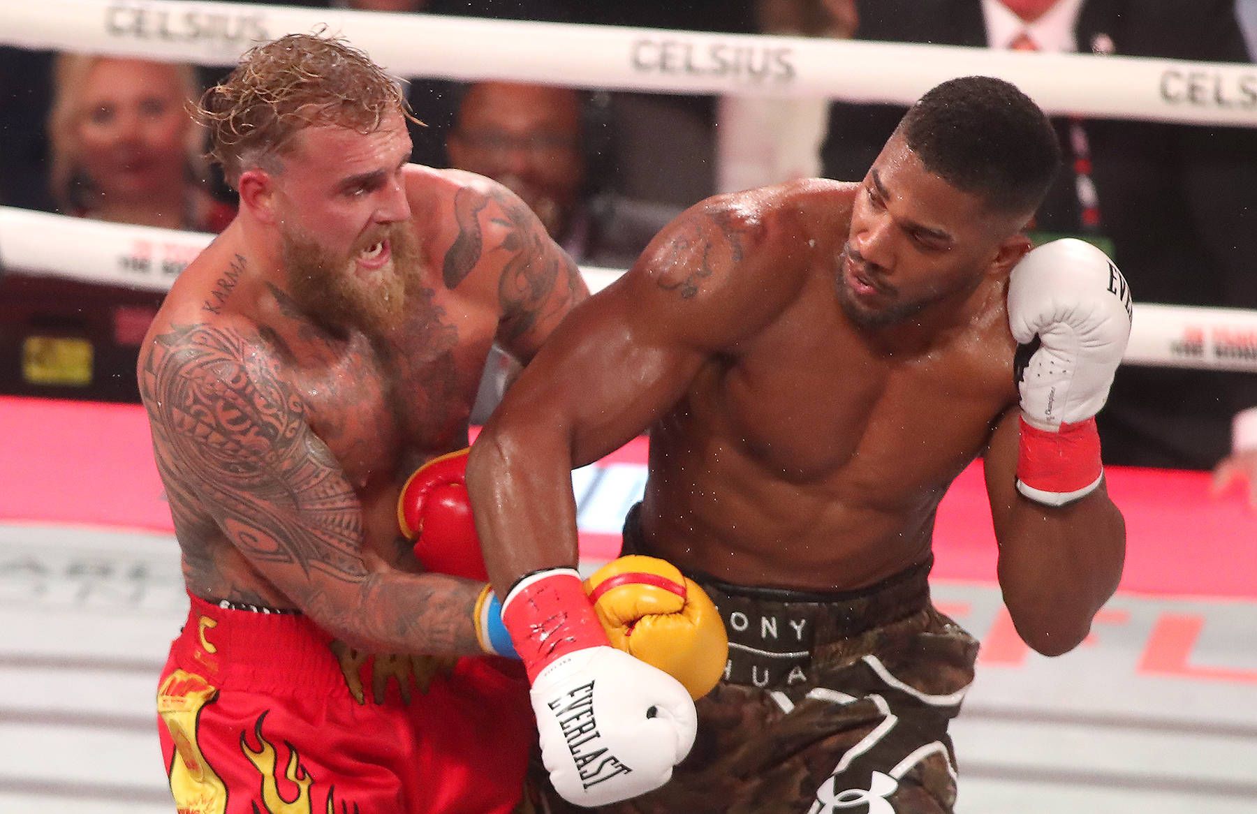 Anthony Joshua (r.) besiegte Jake Paul im Fight.