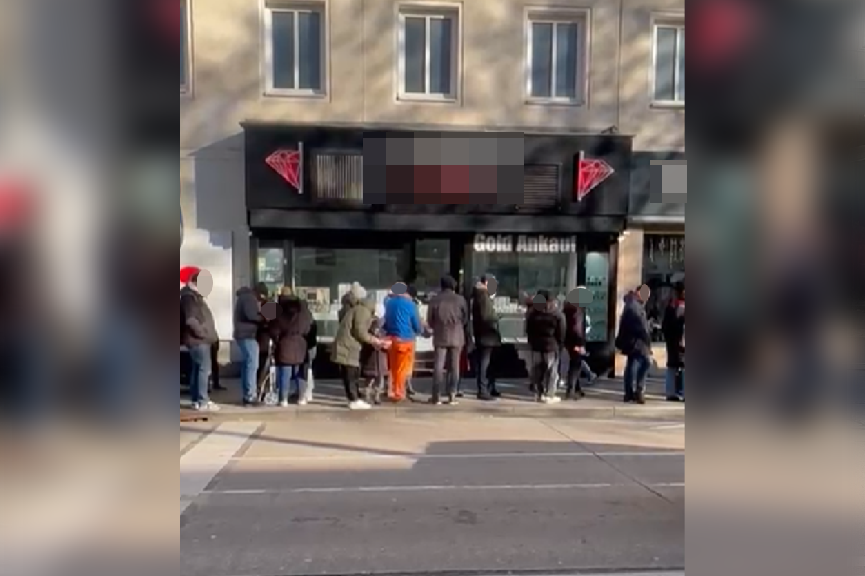 Heute.at - Trotz Verbots! Wiener stürmen Pyro-Shop