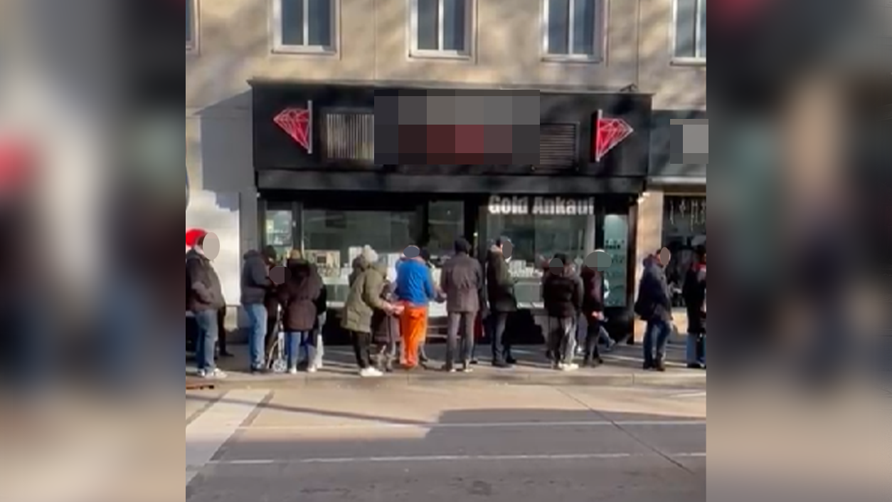 Heute.at - Trotz Verbots! Wiener stürmen Pyro-Shop