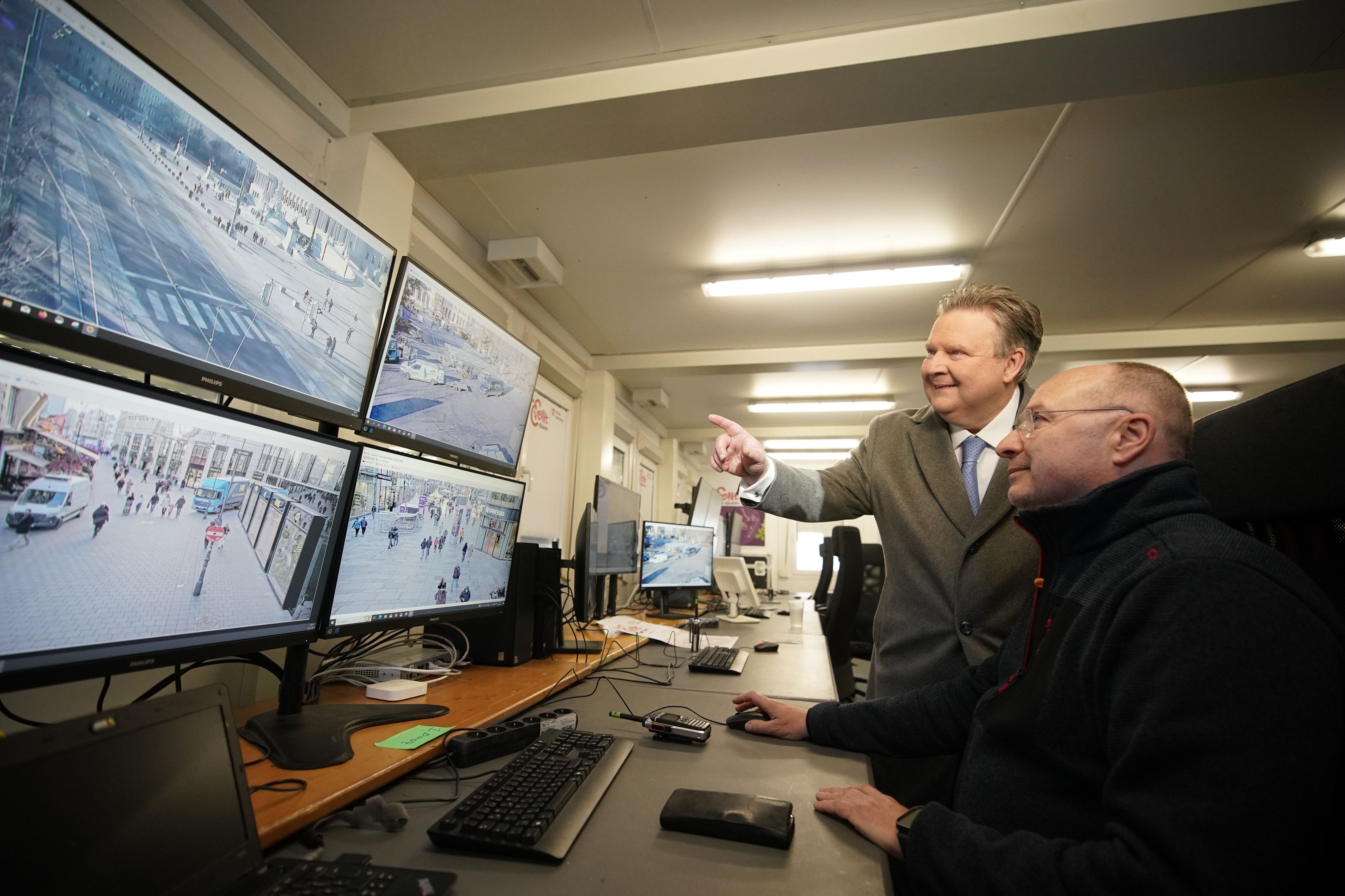 Bürgermeister Michael Ludwig (links) besuchte die Leitstelle des Wiener Silvesterpfades.