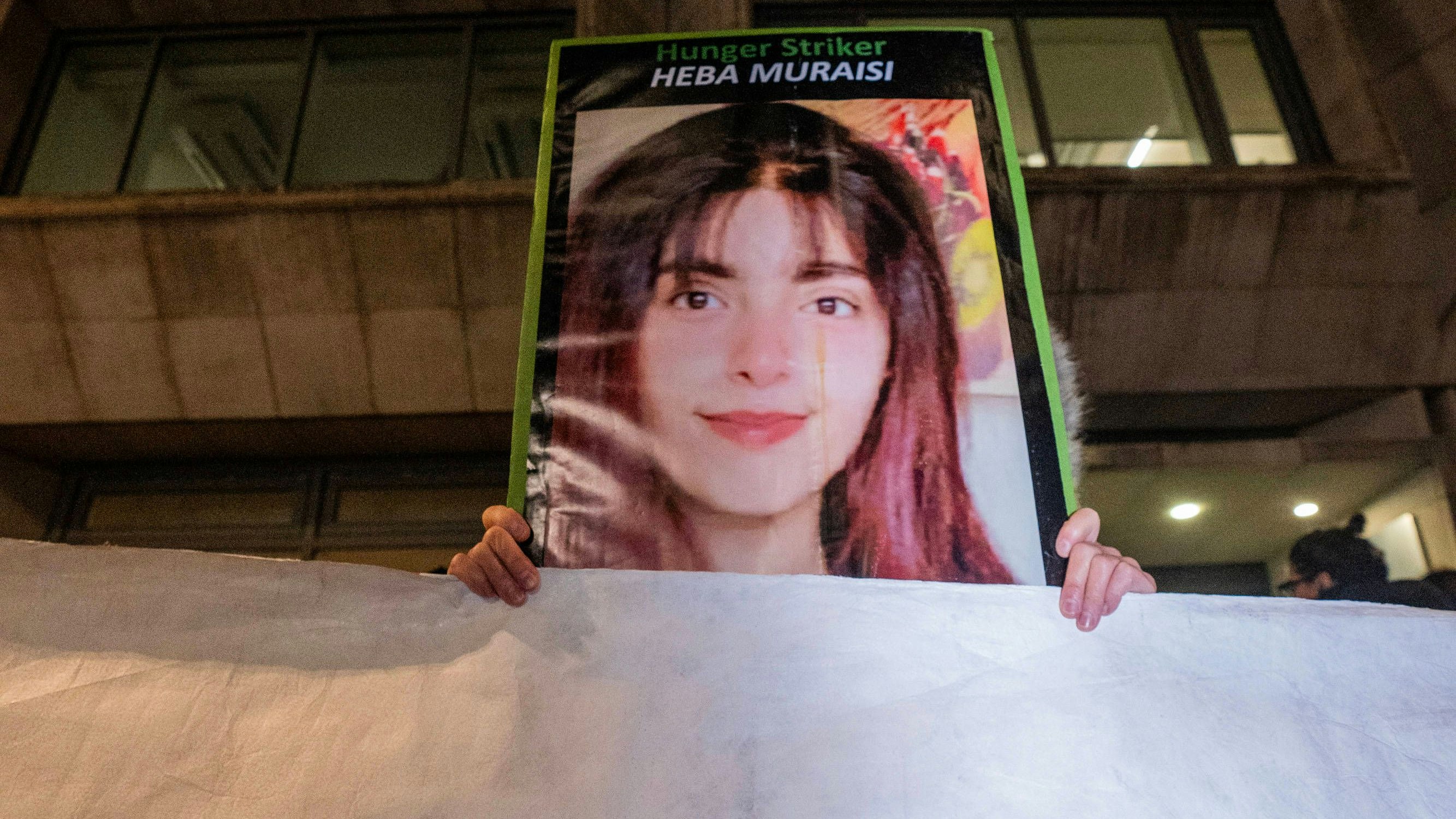 Heute.at - Aktivistin Heba (31) hat seit 57 Tagen nichts gegessen