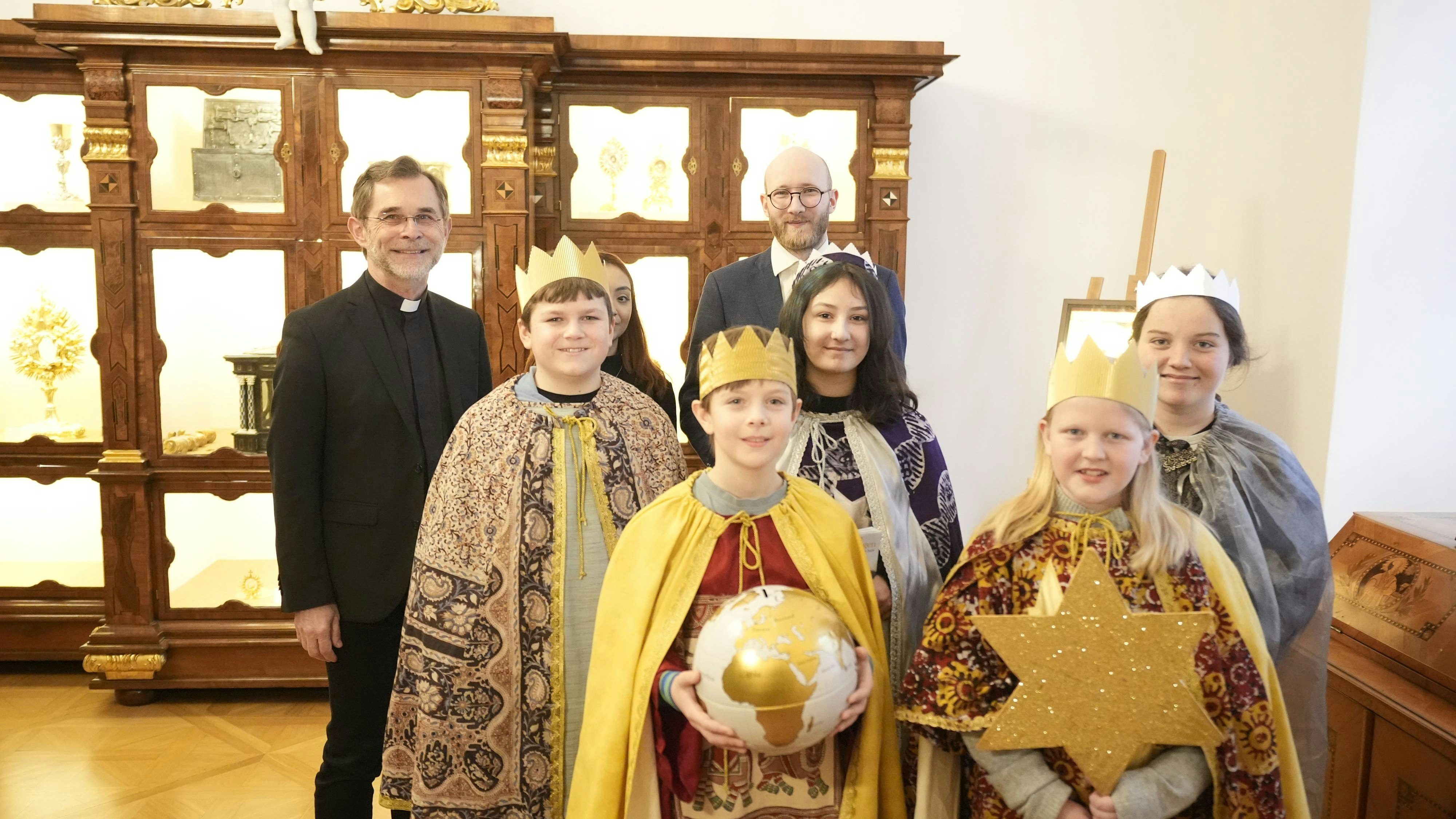 Heute.at - Premiere für die Sternsinger bei Wiens neuem Erzbischof