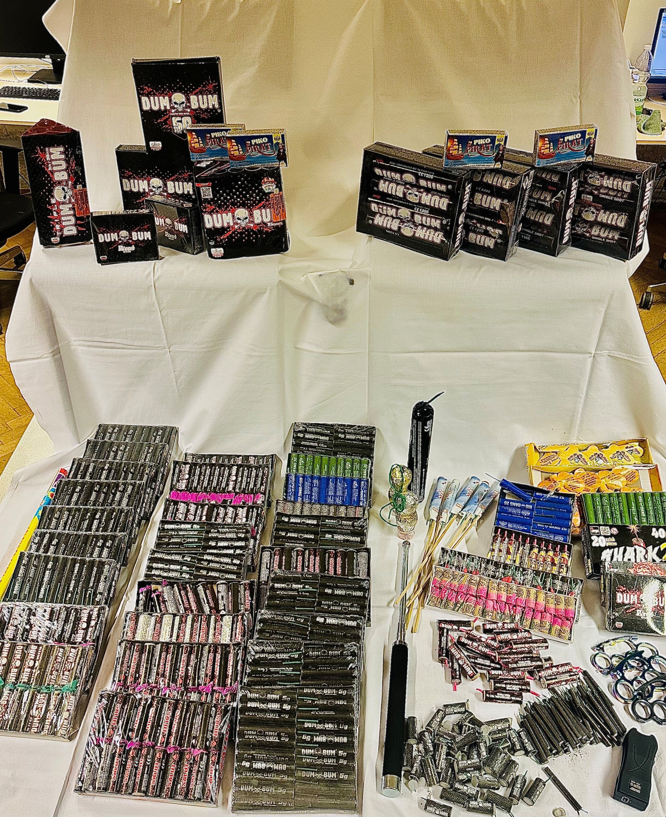 Heute.at - Teenager bringen verbotene Böller und Waffen nach Wien