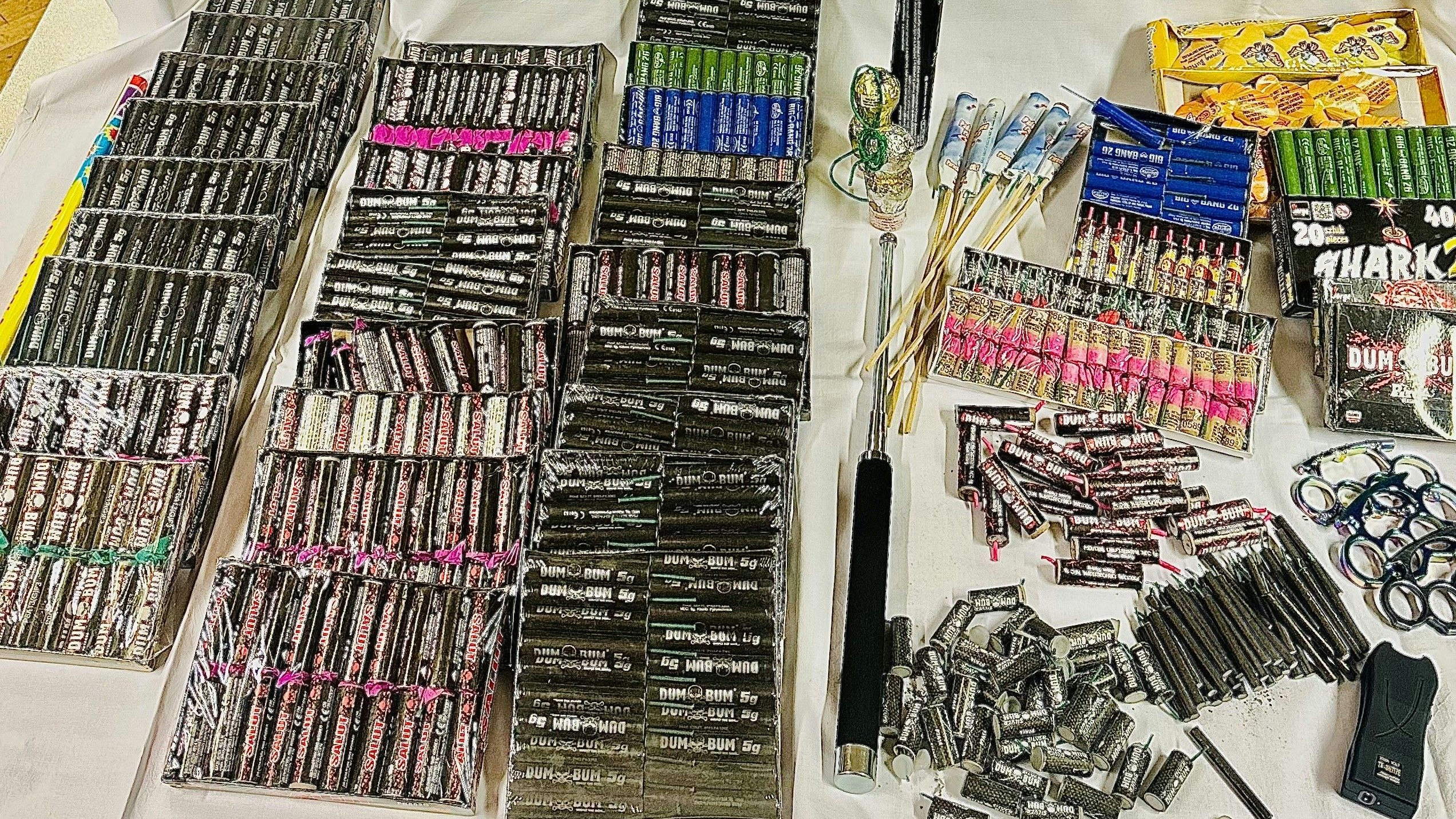 Heute.at - Teenager bringen verbotene Böller und Waffen nach Wien