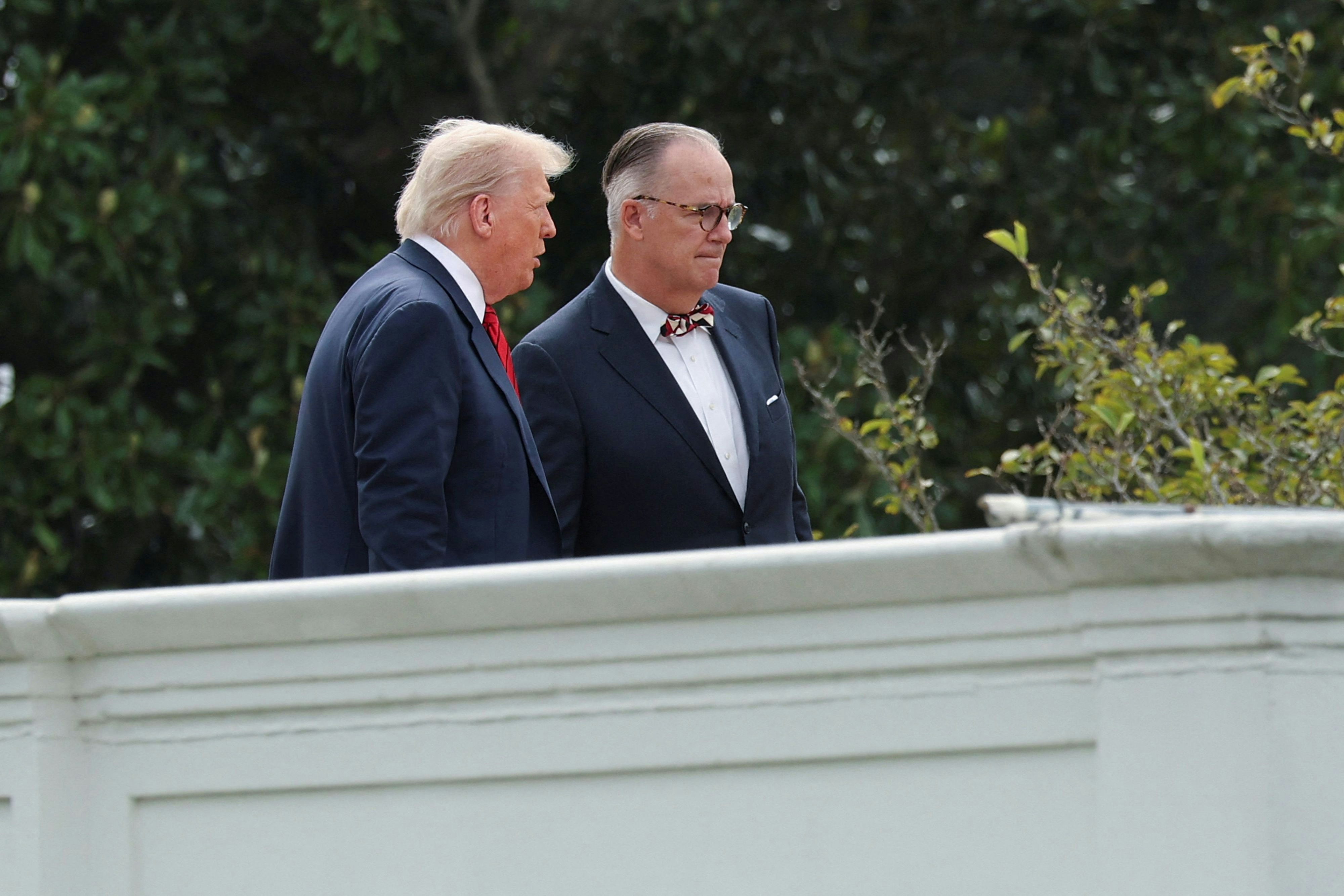US-Präsident Donald Trump mit dem Planer des Riesen-Ballsaals, dem Kirchenarchitekten James McCrery, auf dem Dach des Weißen Hauses