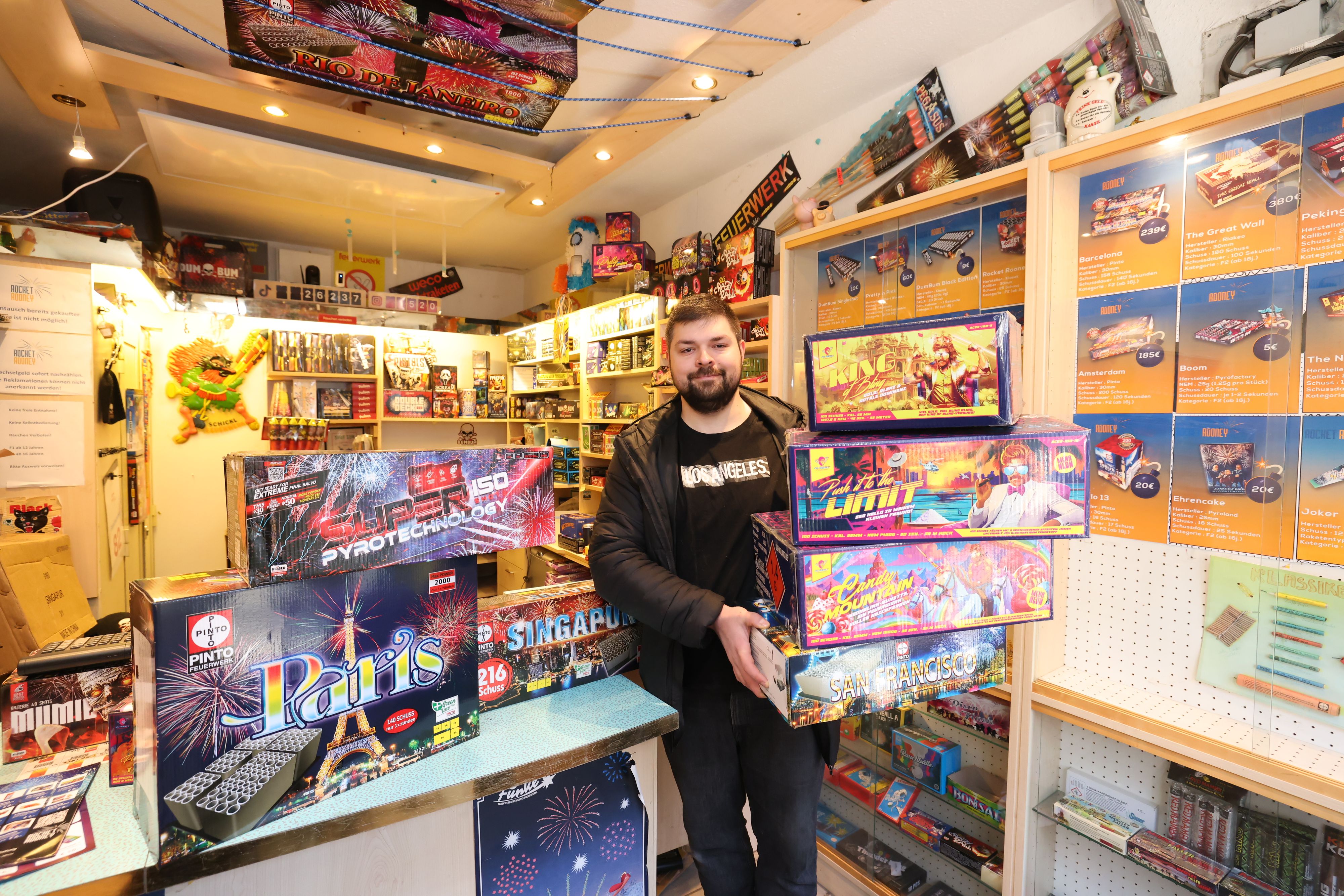 Heute.at - Johnny (29): Ich gebe 1.200 Euro für Raketen aus