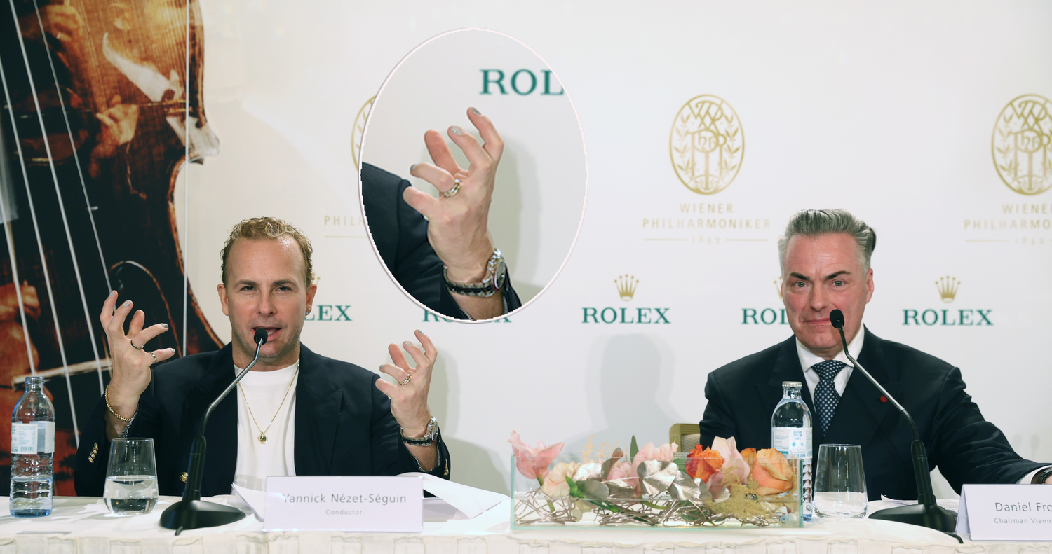 Maestro Yannick Nézet-Séguin (mit hellblauem Nagellack) dirigiert das Neujahrskonzert 2026 zum ersten Mal. Wiener-Philharmoniker-Vorstand Daniel Froschauer (v.l.) betonte die langjährige Freundschaft mit dem talentierten und modebewussten Dirigenten bei der Pressekonferenz im Wiener Imperial.