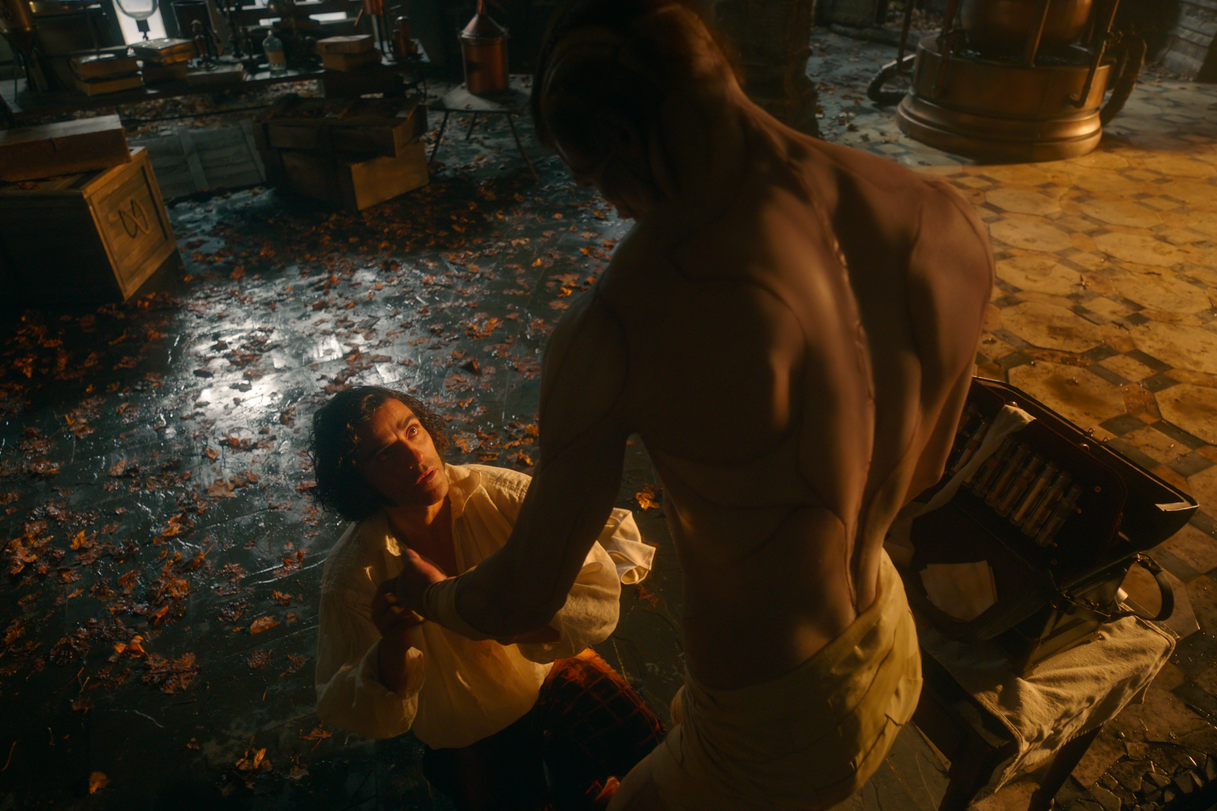 Wer ist hier das Monster? Doktor Frankenstein (Oscar Isaac) und seine Schöpfung (Jacob Elordi) in Guillermo del Toros "Frankenstein"