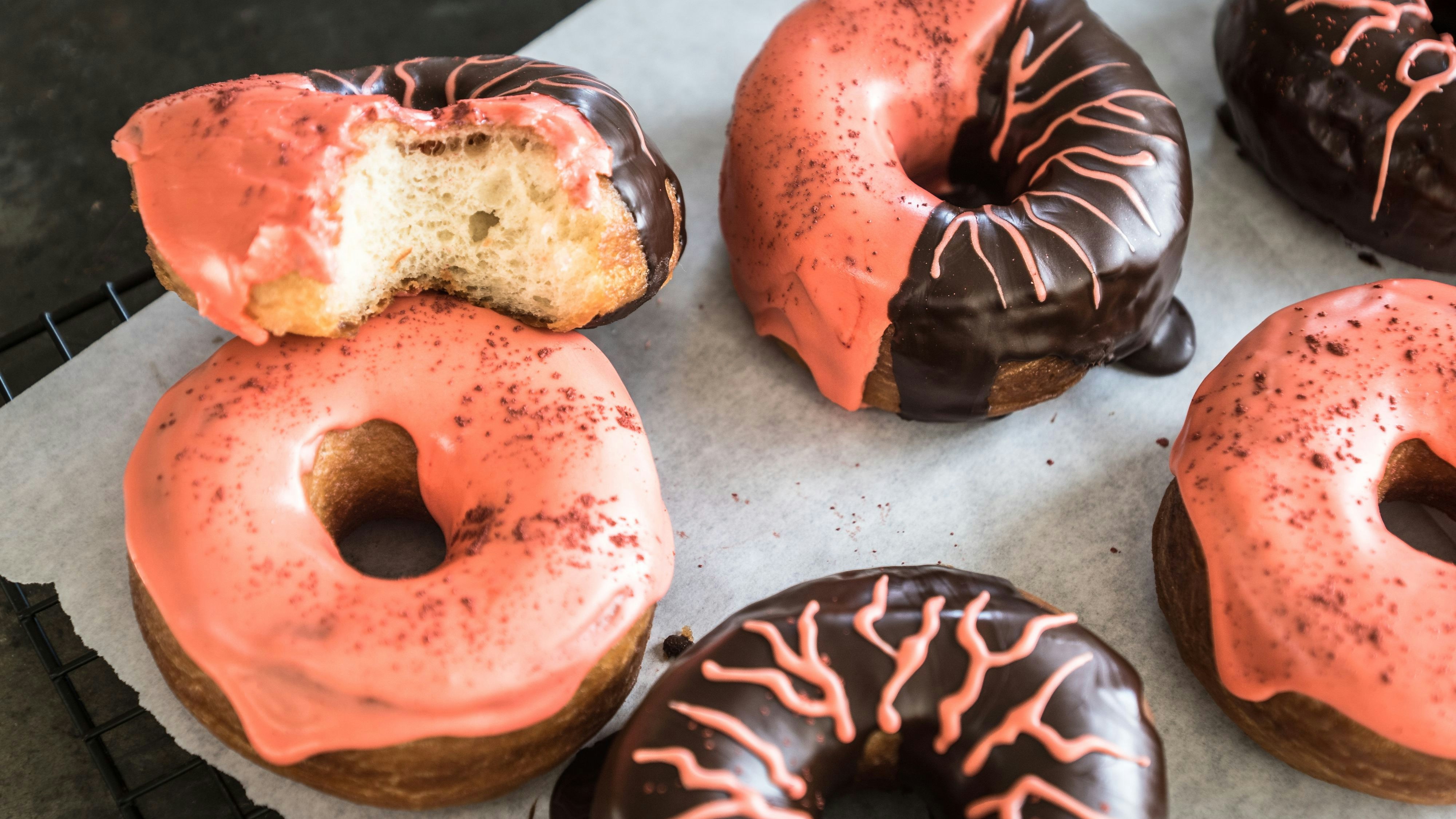 Könnte man auch zu Halloween backen: die "Upside Down Donuts" von TV-Köchin Stina Spiegelberg, die sie für "Veganuary" gebacken hat.