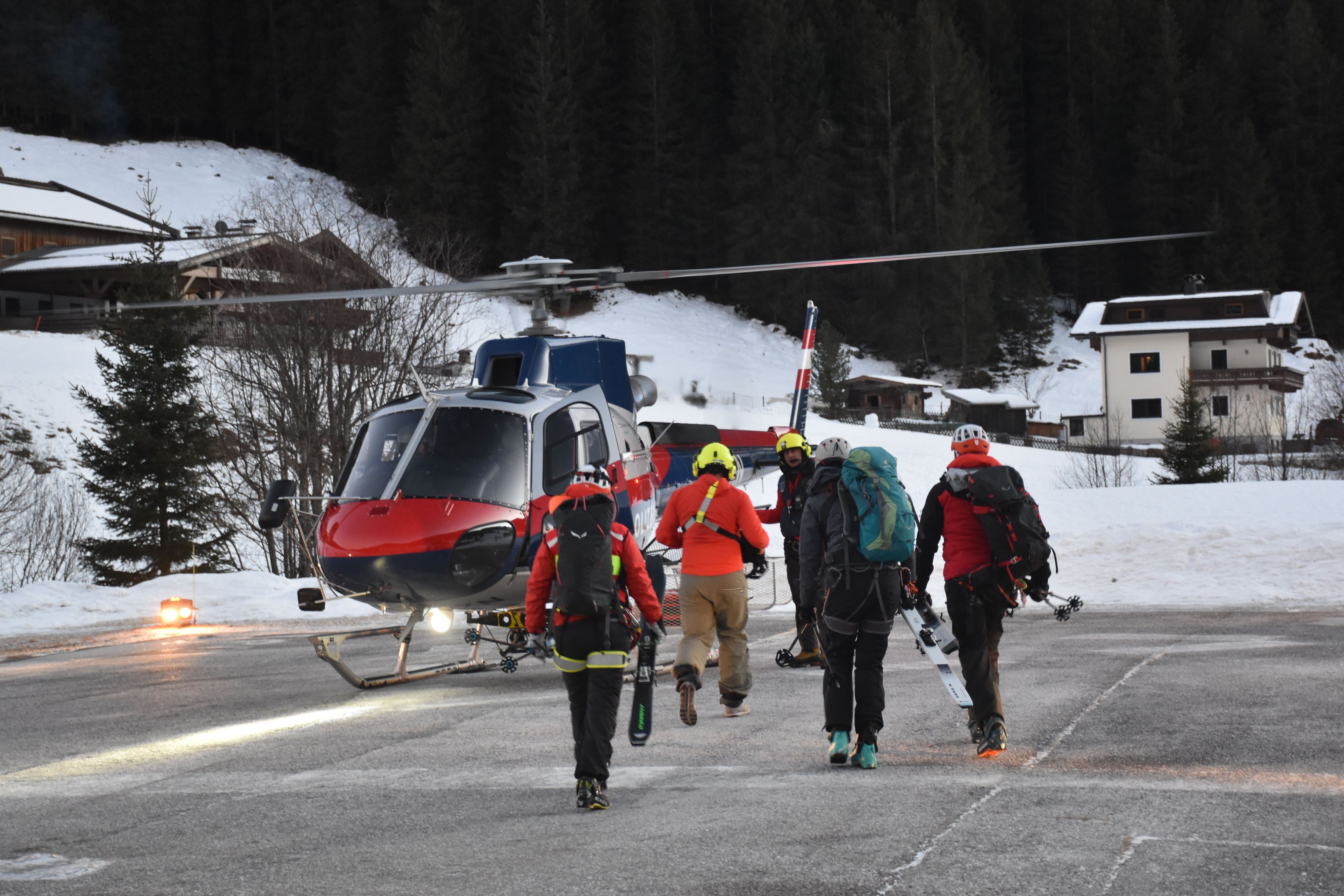 Heute.at - Skifahrer müssen von Sessellift gerettet werden