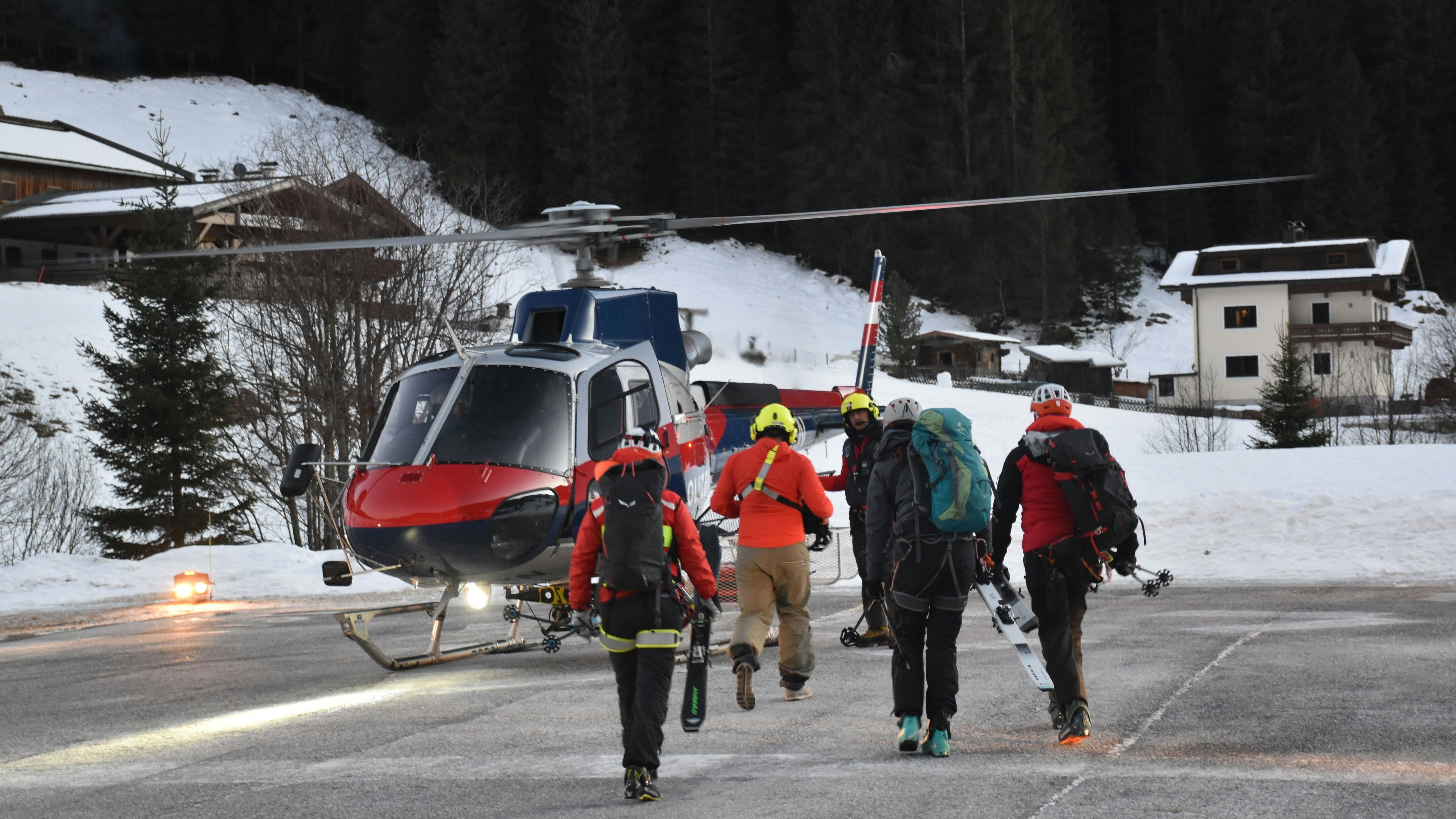 Heute.at - Skifahrer müssen von Sessellift gerettet werden