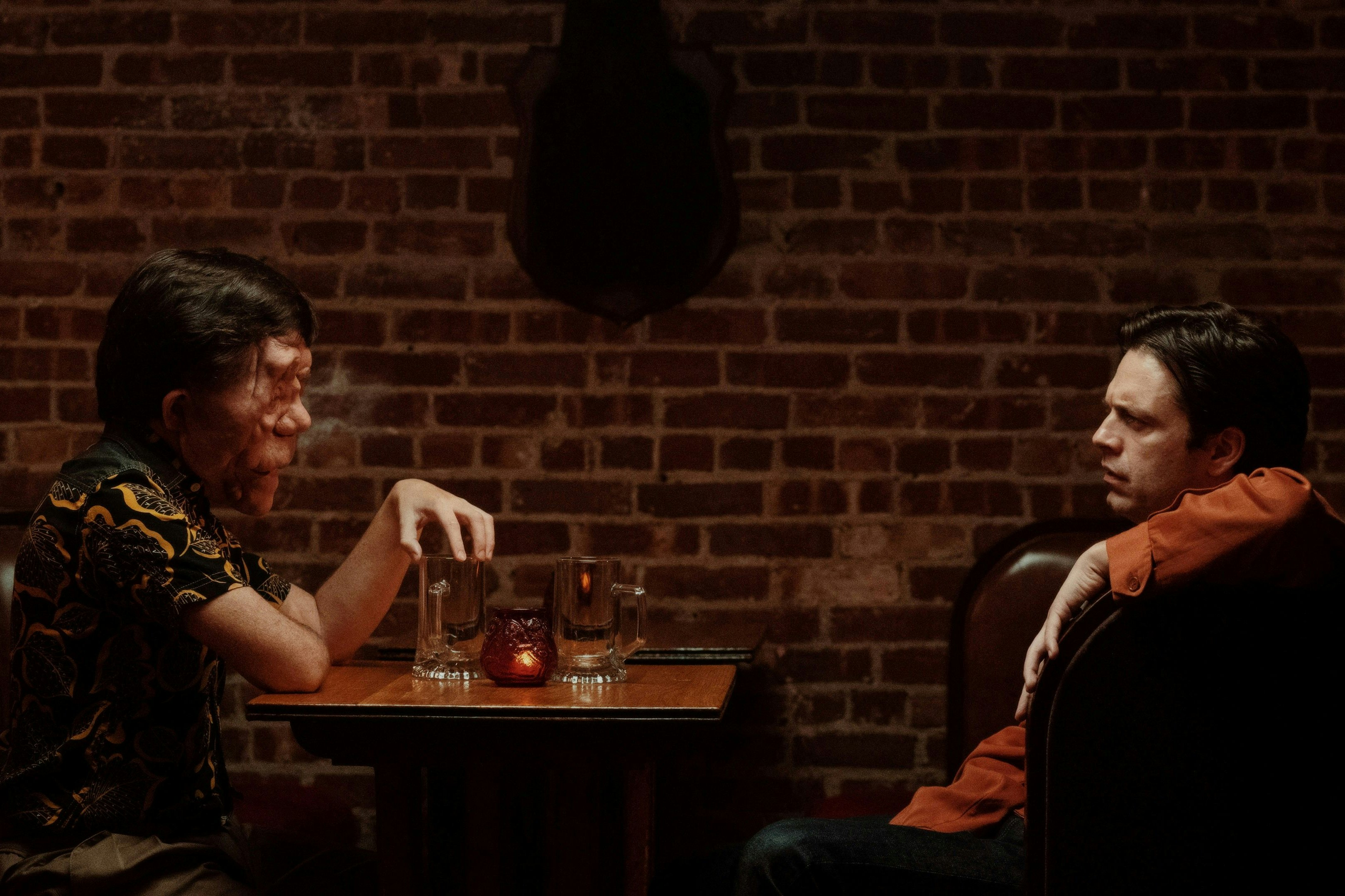 Die Schauspieler Oswald Adam Pearson, der selbst an Neurofibromatose leidet) und Edward (Sebastian Stan) in "A Different Man"