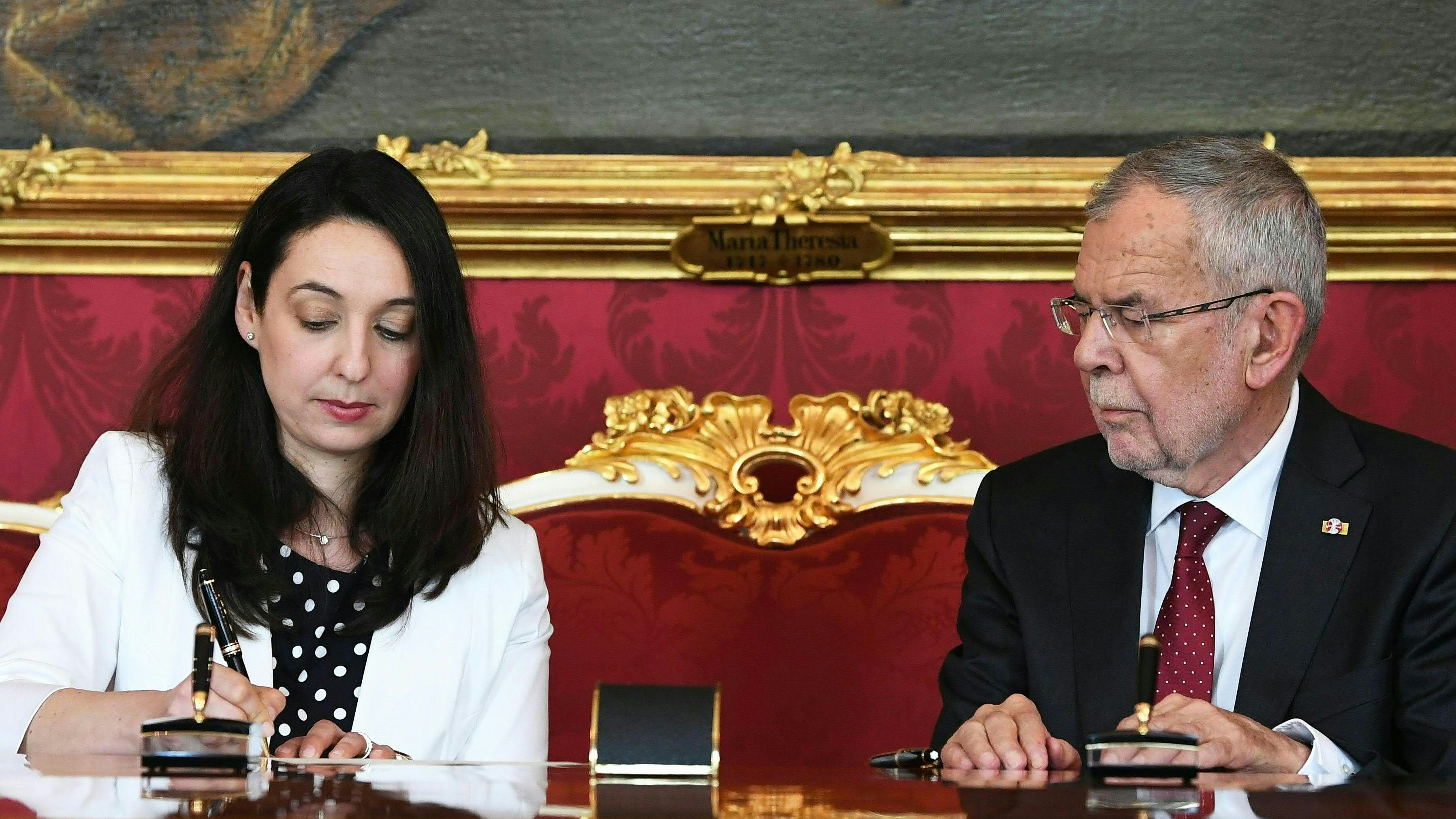 Ines Stilling bei ihrer Angelobung zur Frauenministerin im Jahr 2019 durch Bundespräsident Alexander Van der Bellen. 