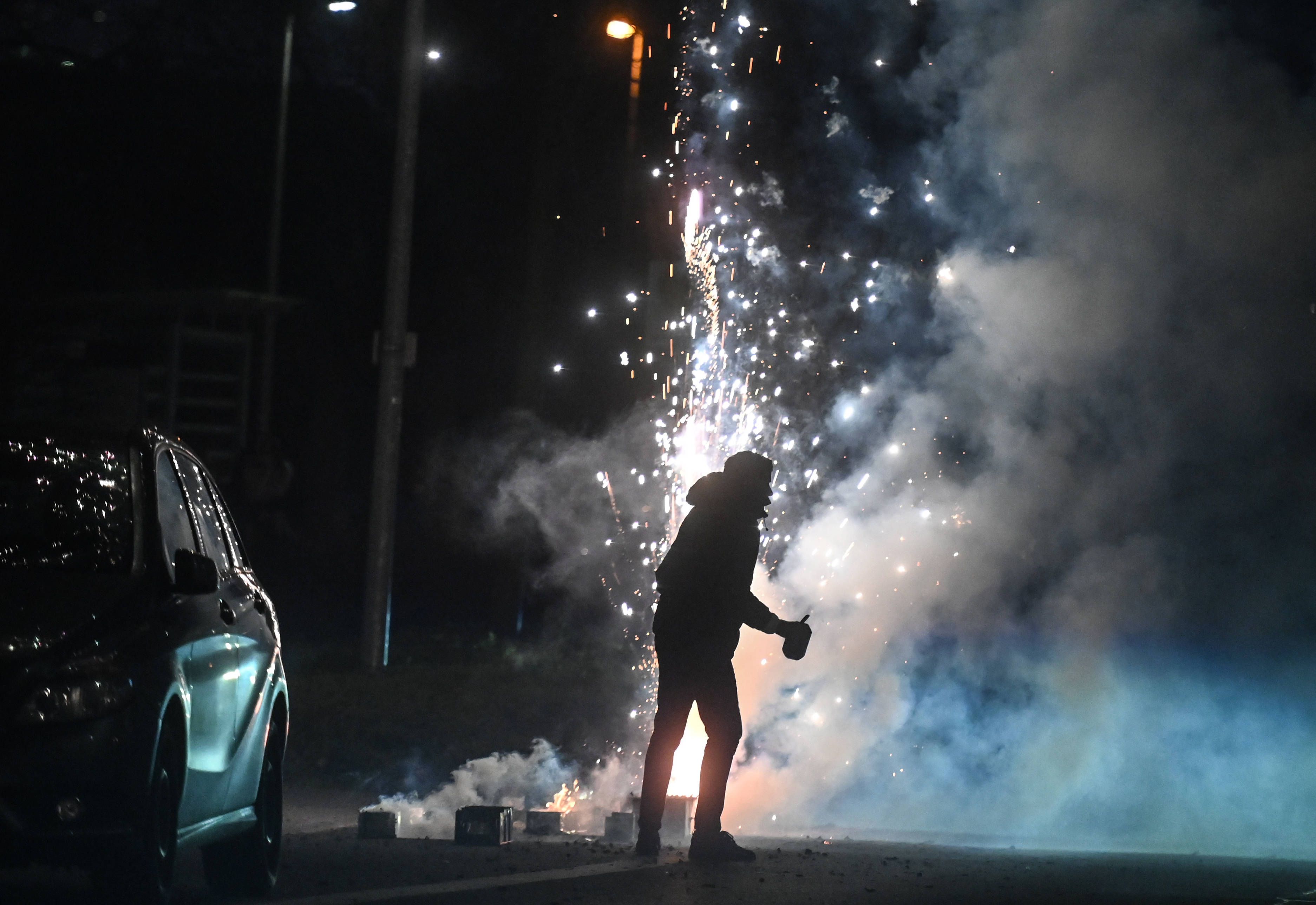 Immer wieder kommt es zu beschädigten Autos durch Silvesterraketen. (Symbolbild)