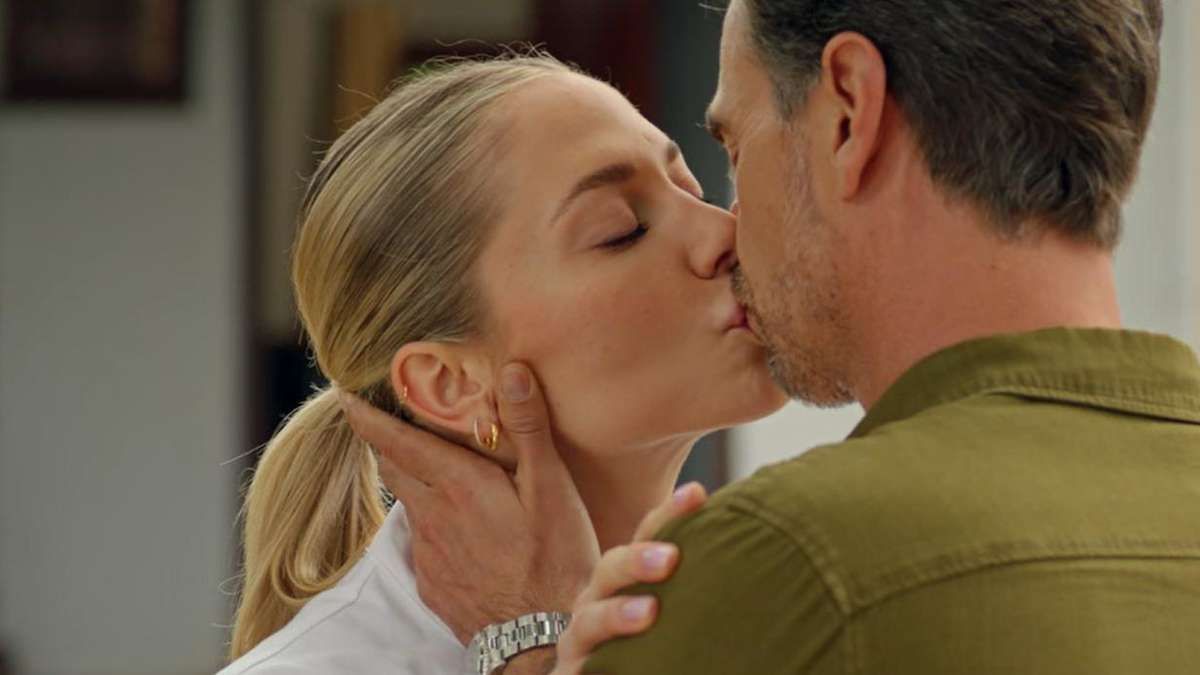 Heute.at - Verliebt? – Silbereisen küsst junge Frau im ORF