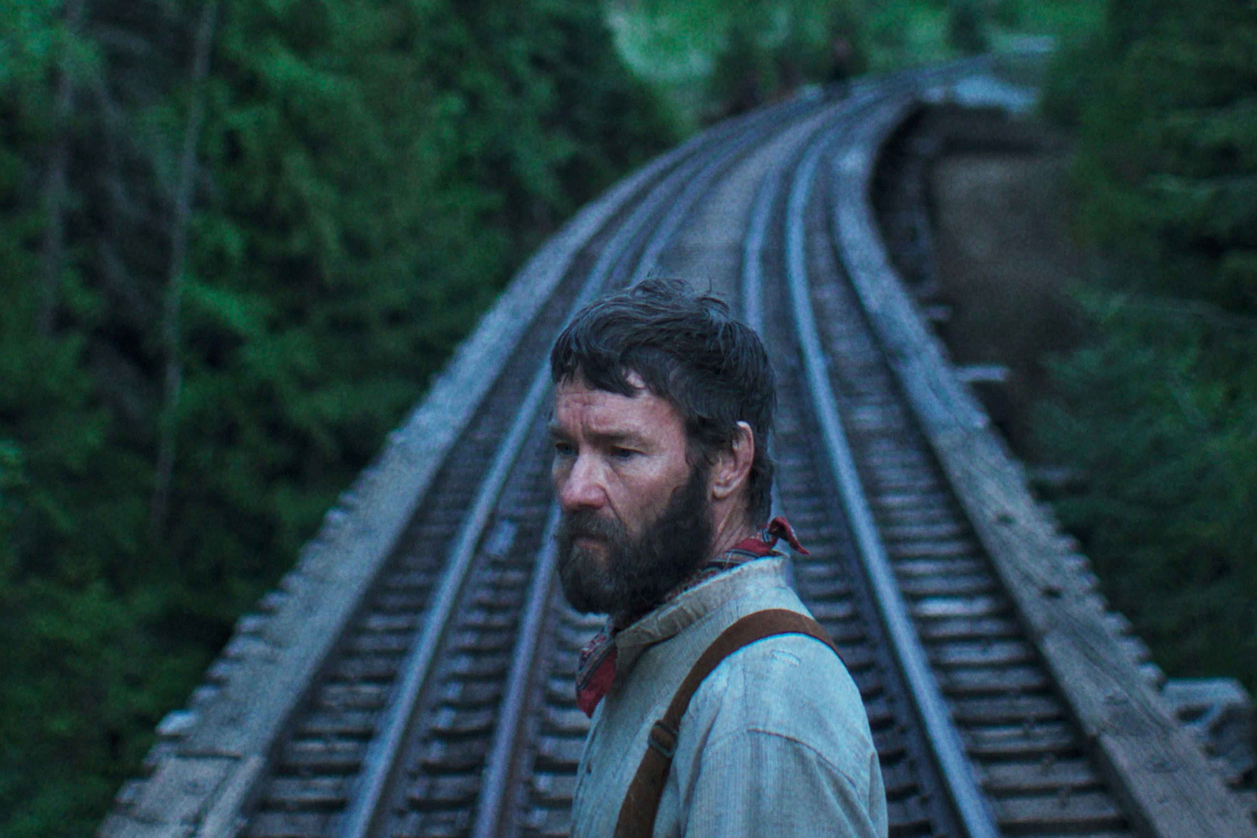 Joel Edgerton als vom Schicksal gebeutelter Eisenbahnbauarbeiter Robert Grainier in "Train Dreams"