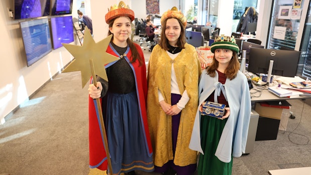 Sternsinger singen in der "Heute"-Redaktion