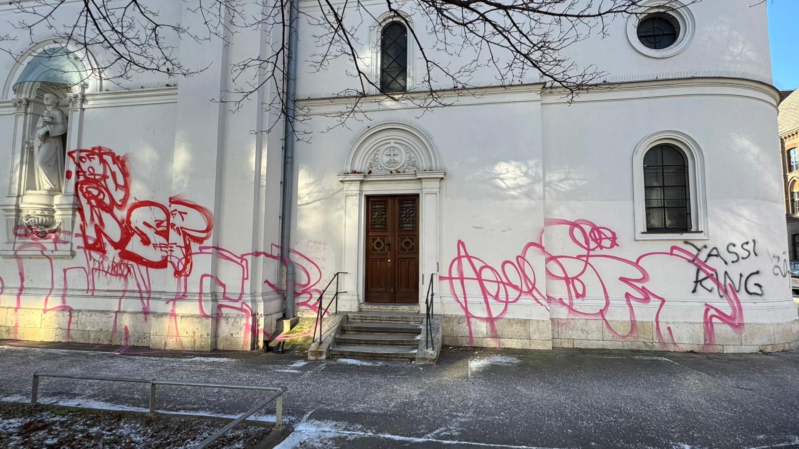 Heute.at - Vandalismus! Wiener Kirche durch Graffiti verunstaltet