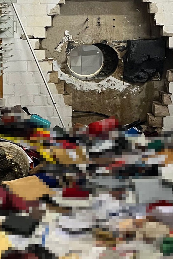 Zwei Löcher von je 42 Zentimeter Durchmesser bohrten die Täter in die Stahlbetonwand des Tresorraums, um an die Schließfächer zu gelangen