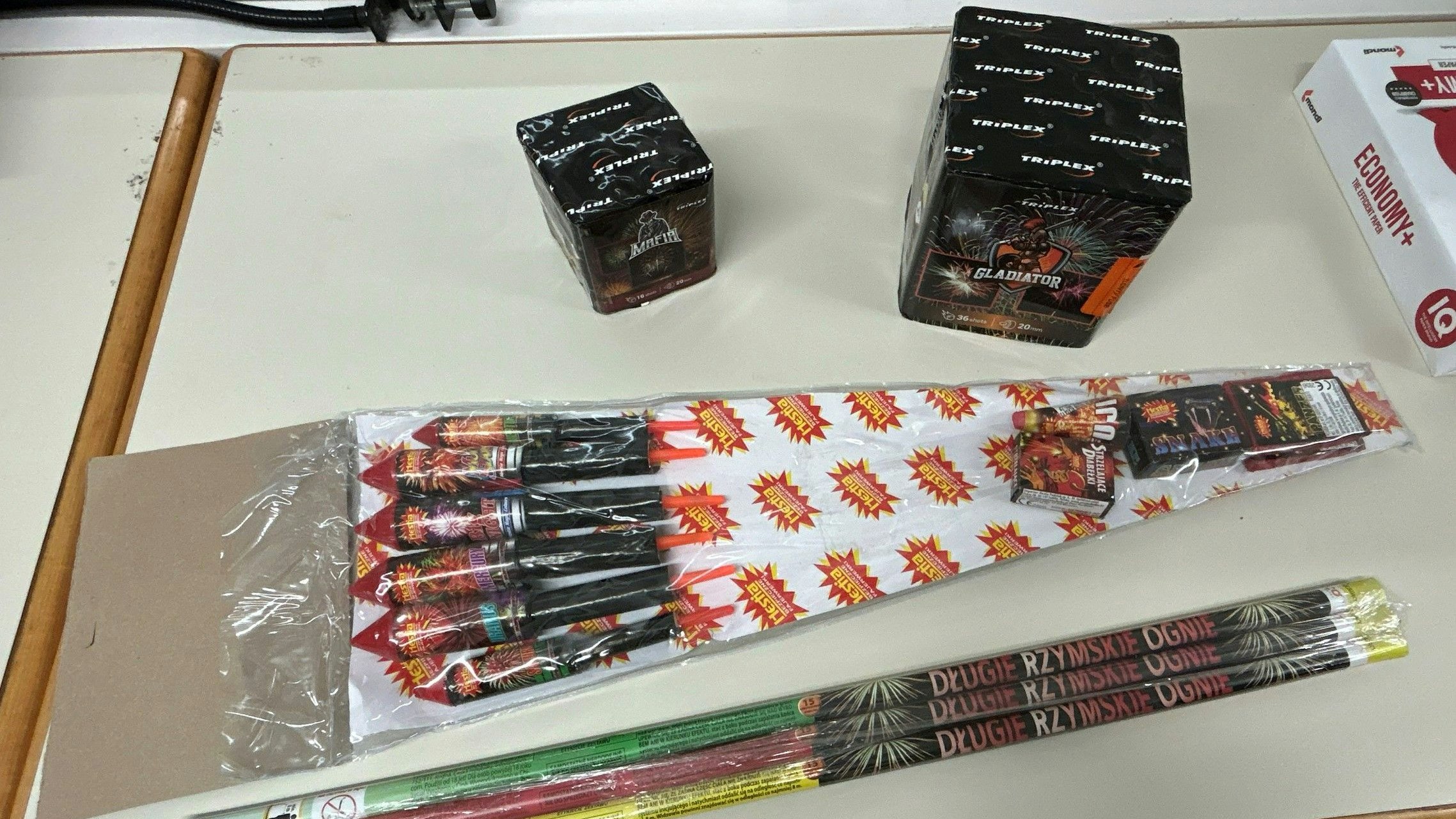 Im Zuge der Kontrolle in Kittsee wurden sechs Feuerwerksraketen der Klasse F2, zwei pyrotechnische Batterien der Klasse F2 sowie drei „römische Fackeln“ beschlagnahmt.