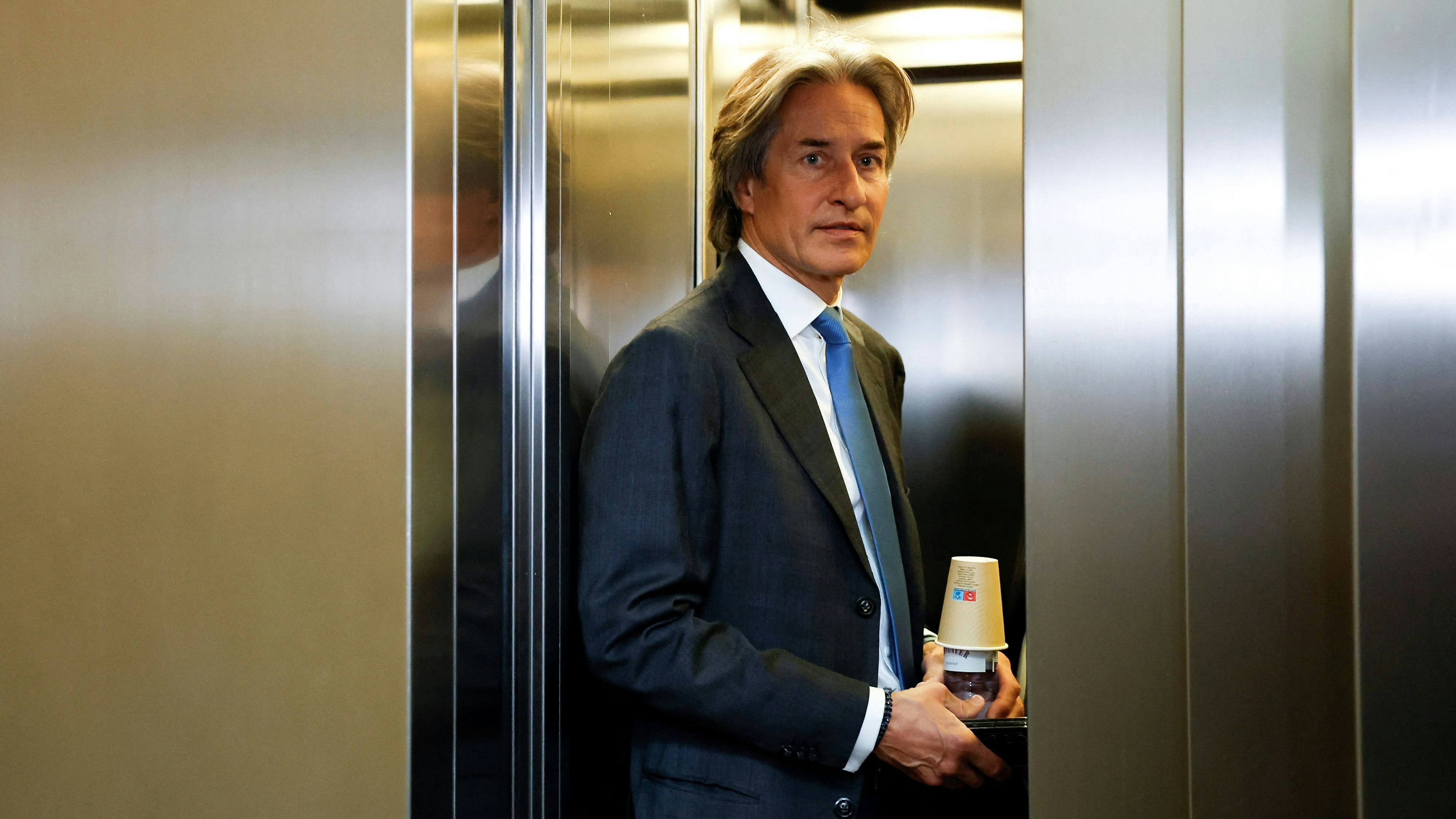 Heute.at - Frei zum Geburtstag: So lebt Grasser nun mit Fußfessel