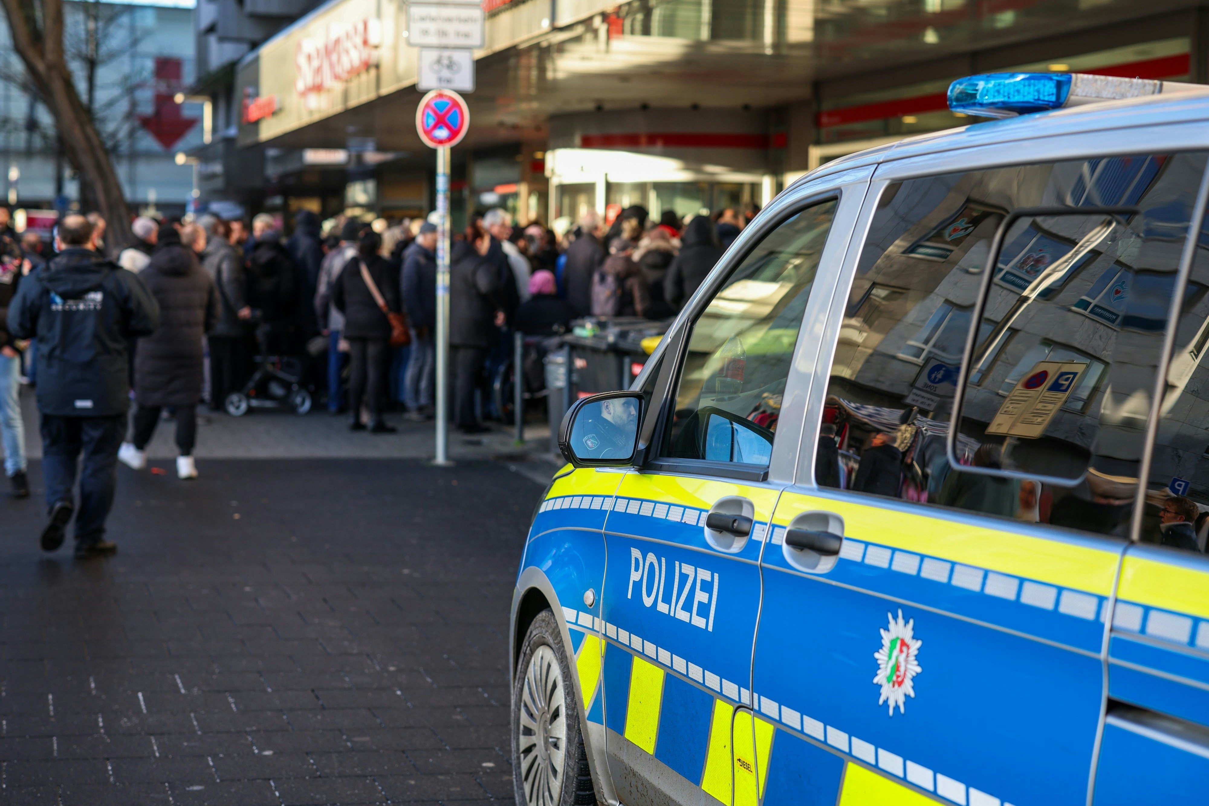 Gut 200 Kunden versammelten sich am Dienstag vor der geschlossenen Filiale und forderten lautstark Einlass