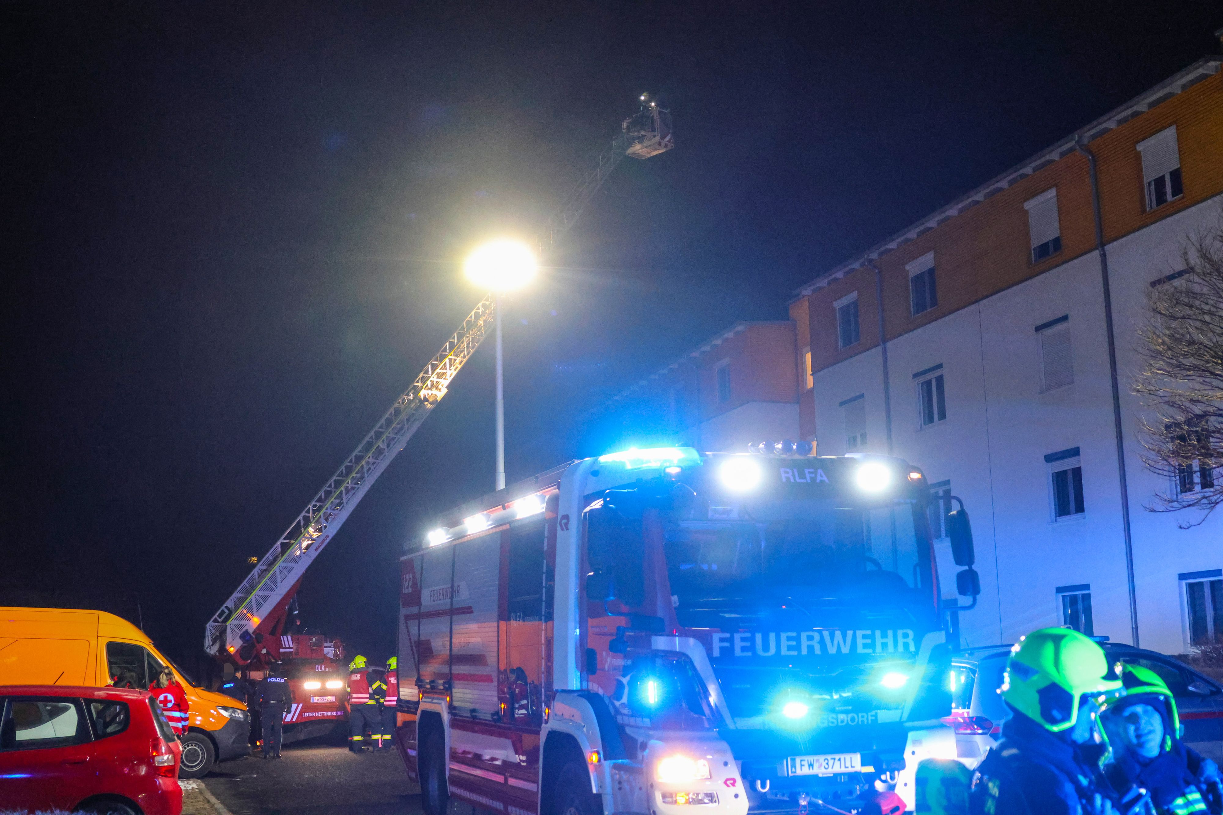 Heute.at - Feuerwehr rückt mitten in der Nacht zu Wohnanlage aus