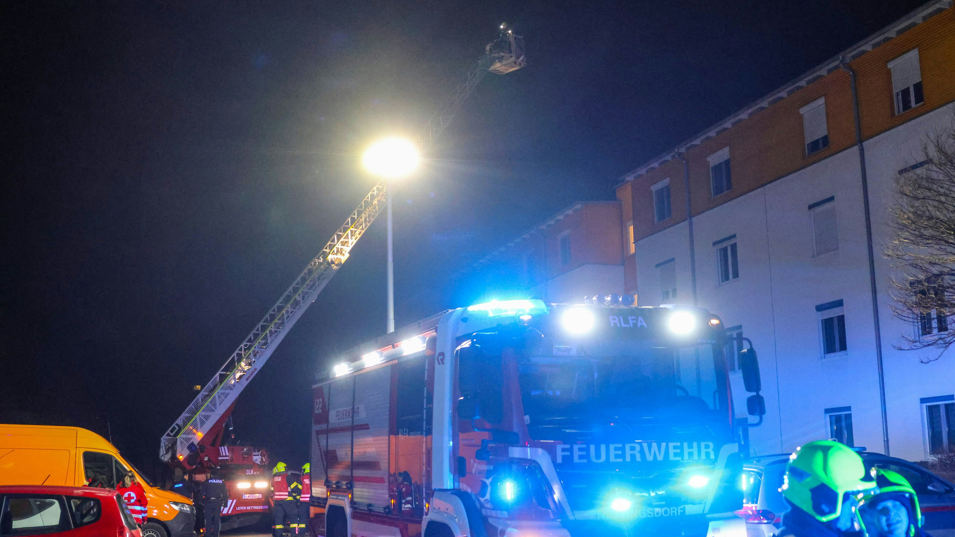 Heute.at - Feuerwehr rückt mitten in der Nacht zu Wohnanlage aus