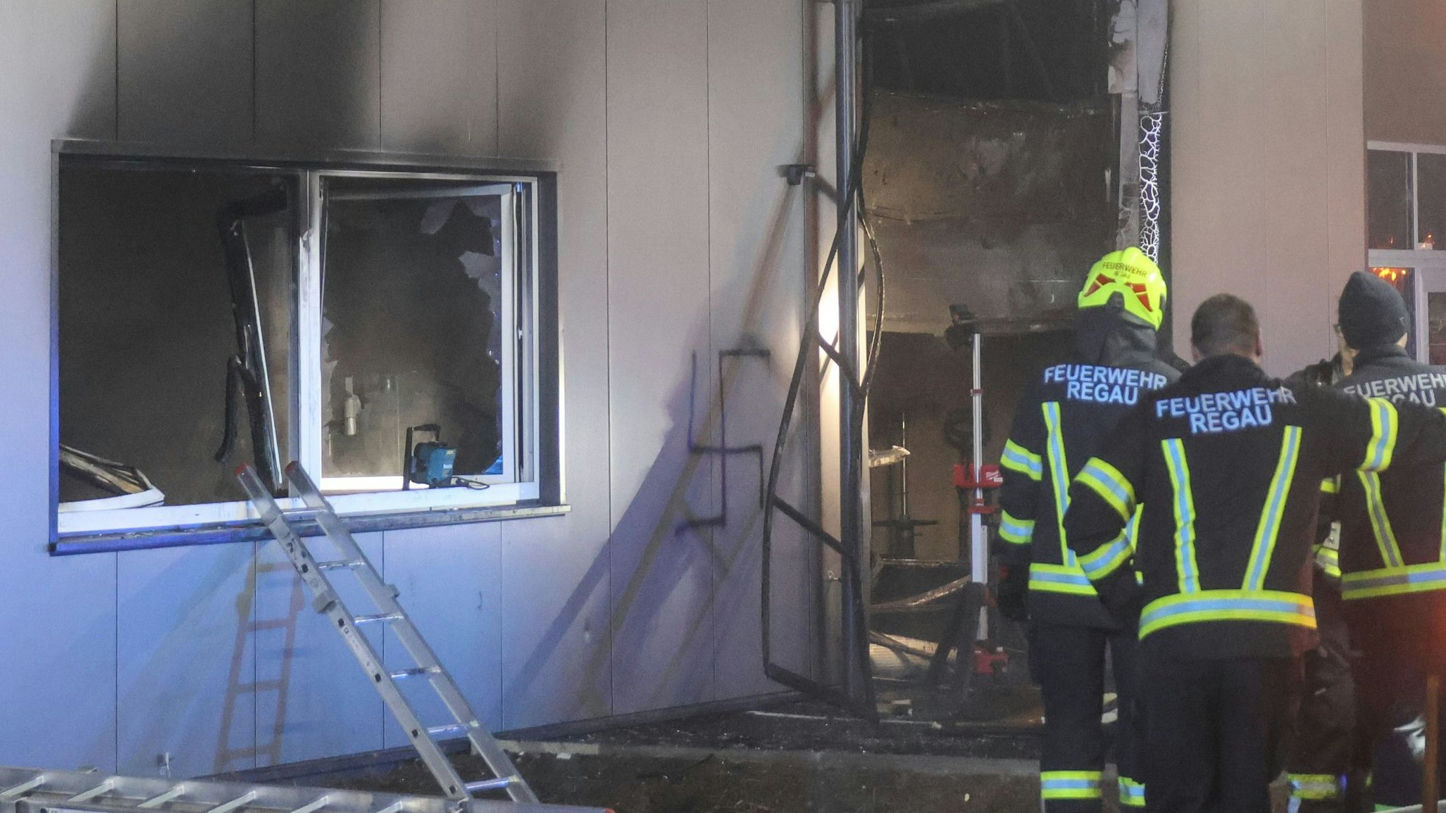 Das Hakenkreuz stach den Einsatzkräften direkt ins Auge.