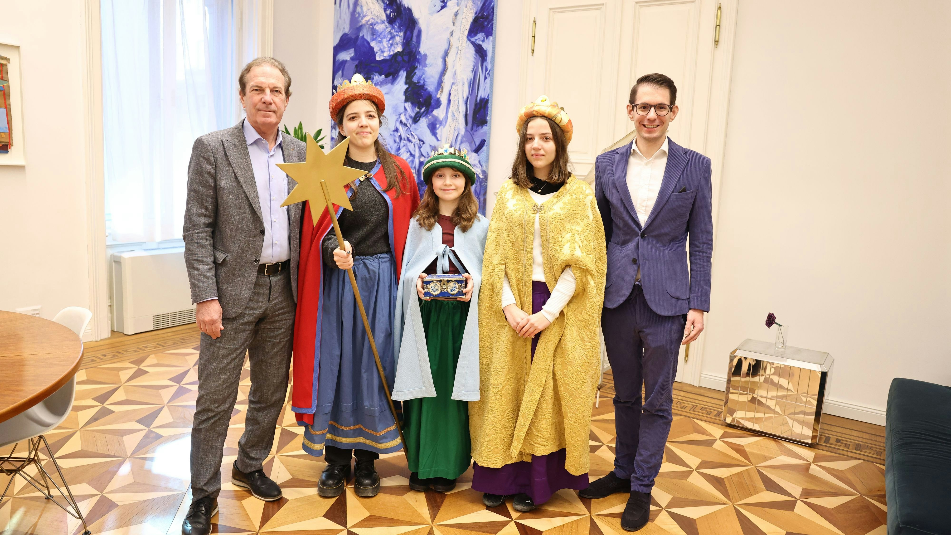 „Heute“-CEO Wolfgang Jansky (l.) und Chefredakteur Clemens Oistric (r.) begrüßten Valerie, Daria und Nora