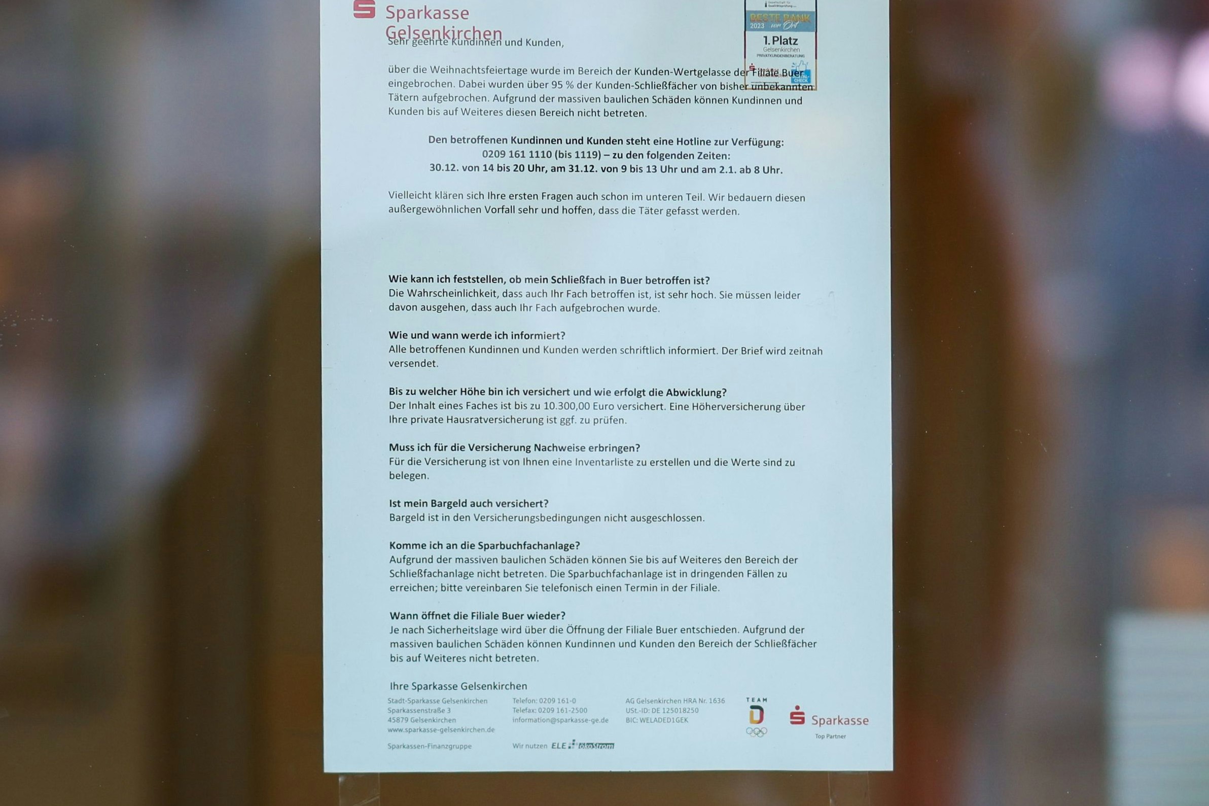 Ein Informationsschreiben im Schaufenster der Bank, mit dem man die erhitzten Gemüter der Kunden etwas beruhigen wollte