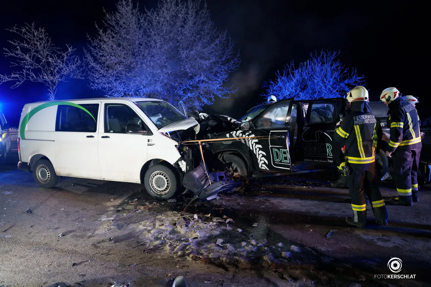 Die Autos wurden bei dem Crash völlig zerstört.