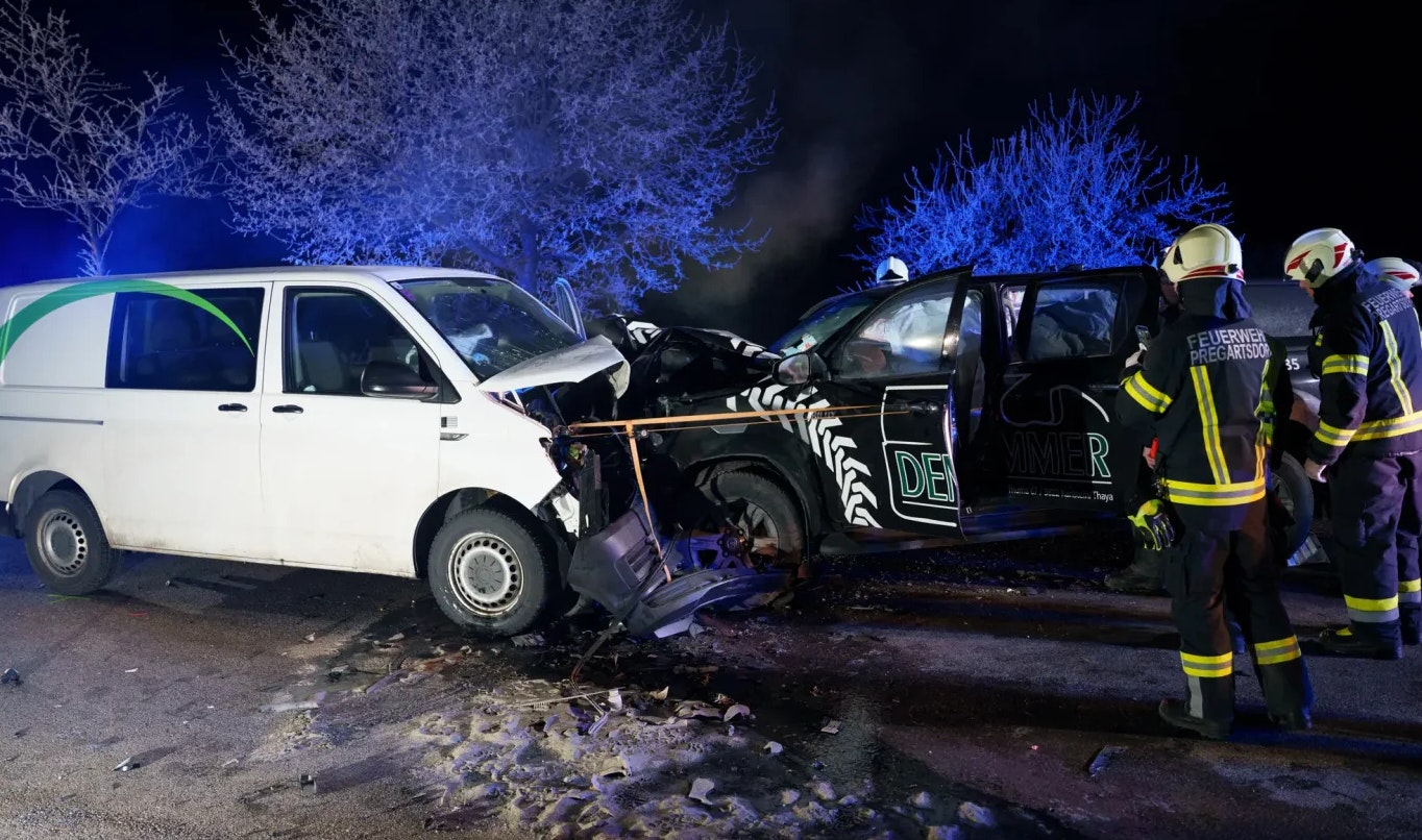 Heute.at - Frontalcrash – Autos zerstört, 2 Lenker schwer verletzt