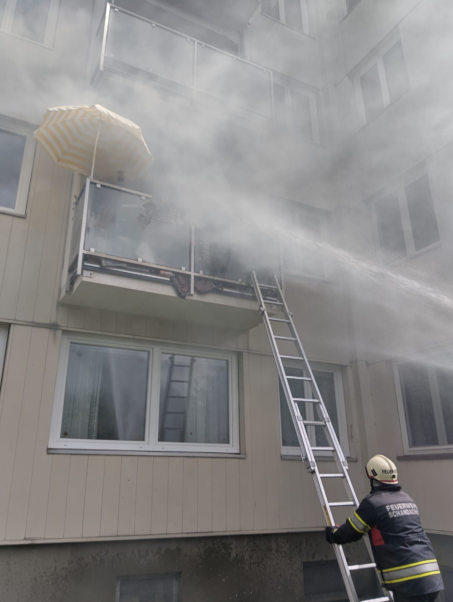 Heute.at - Feuerteufel riss Floriani Sauerstoff-Schlauch herunter