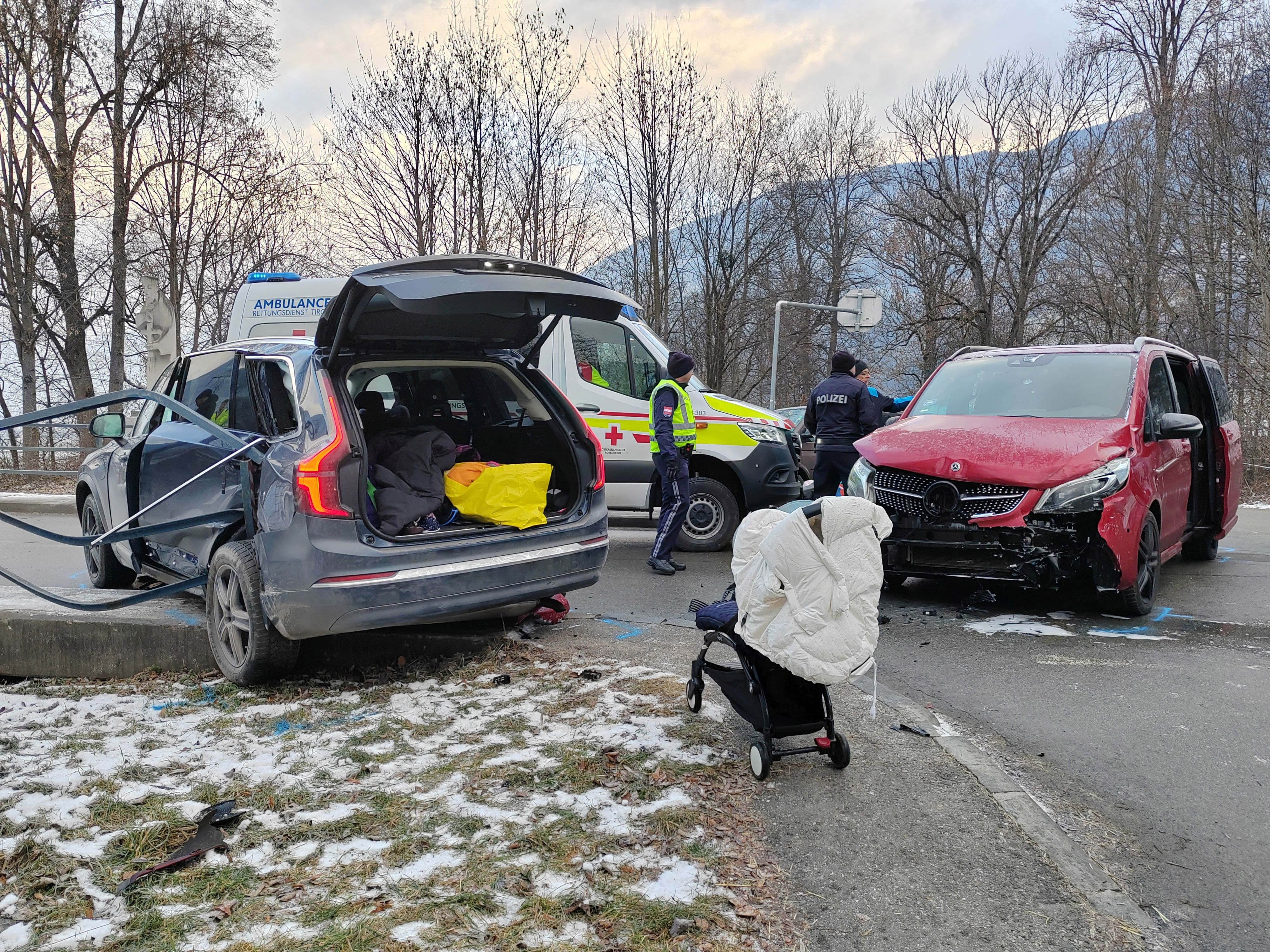 Heute.at - Pkw in Geländer geschleudert – drei Kinder verletzt