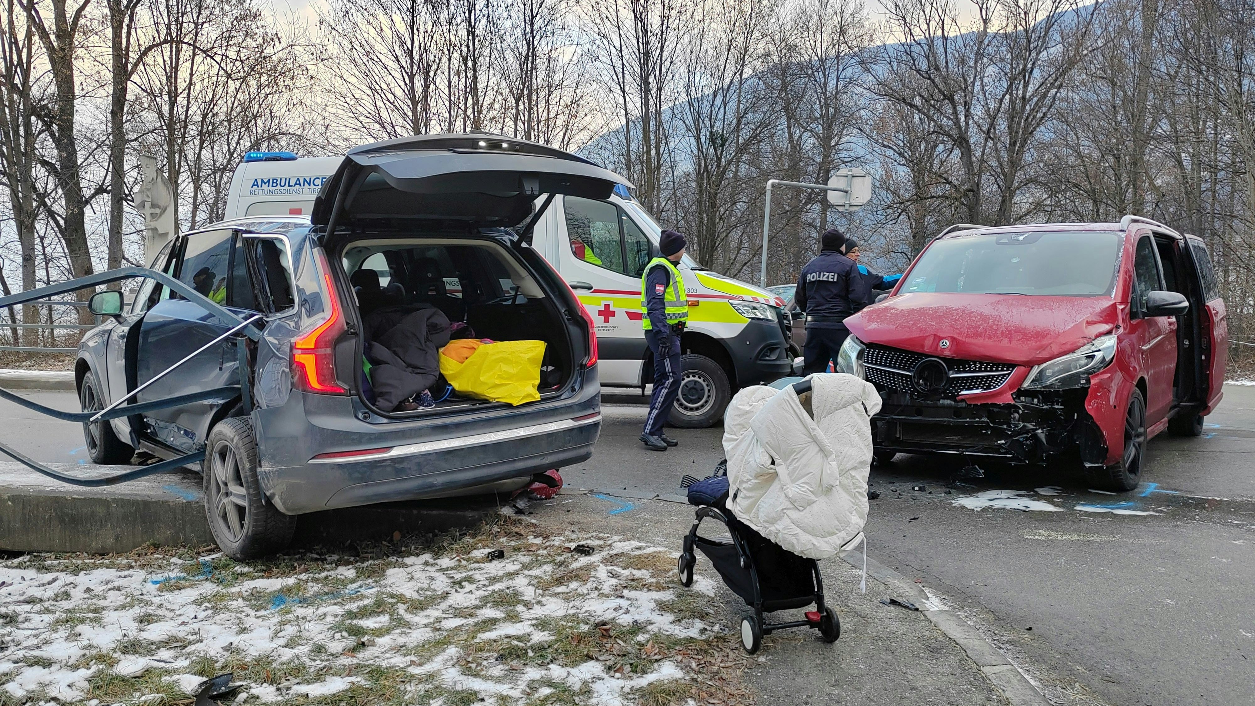 Heute.at - Pkw in Geländer geschleudert – drei Kinder verletzt