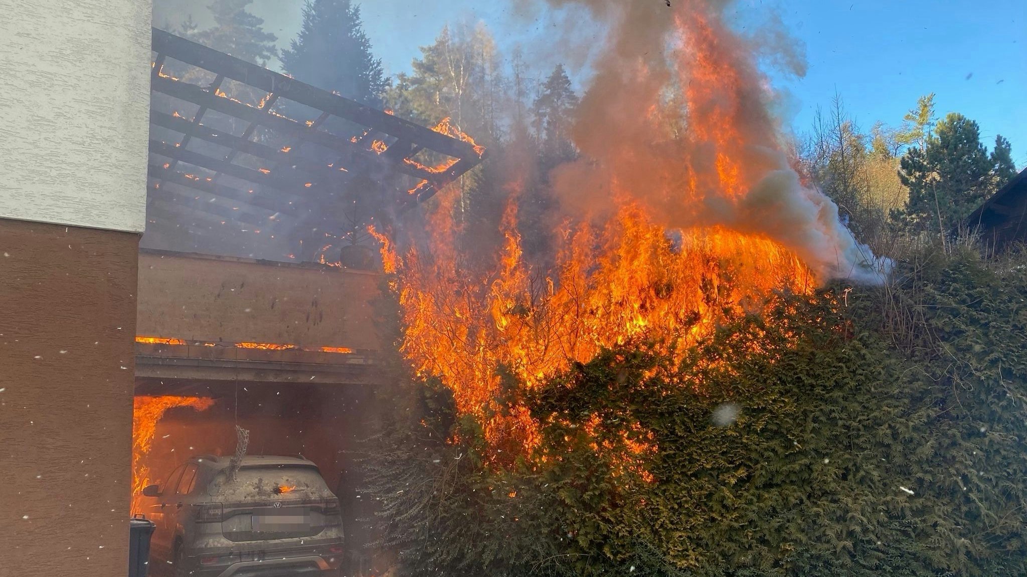 Heute.at - Flammenmeer! Rauchwolke schon von Weitem zu sehen