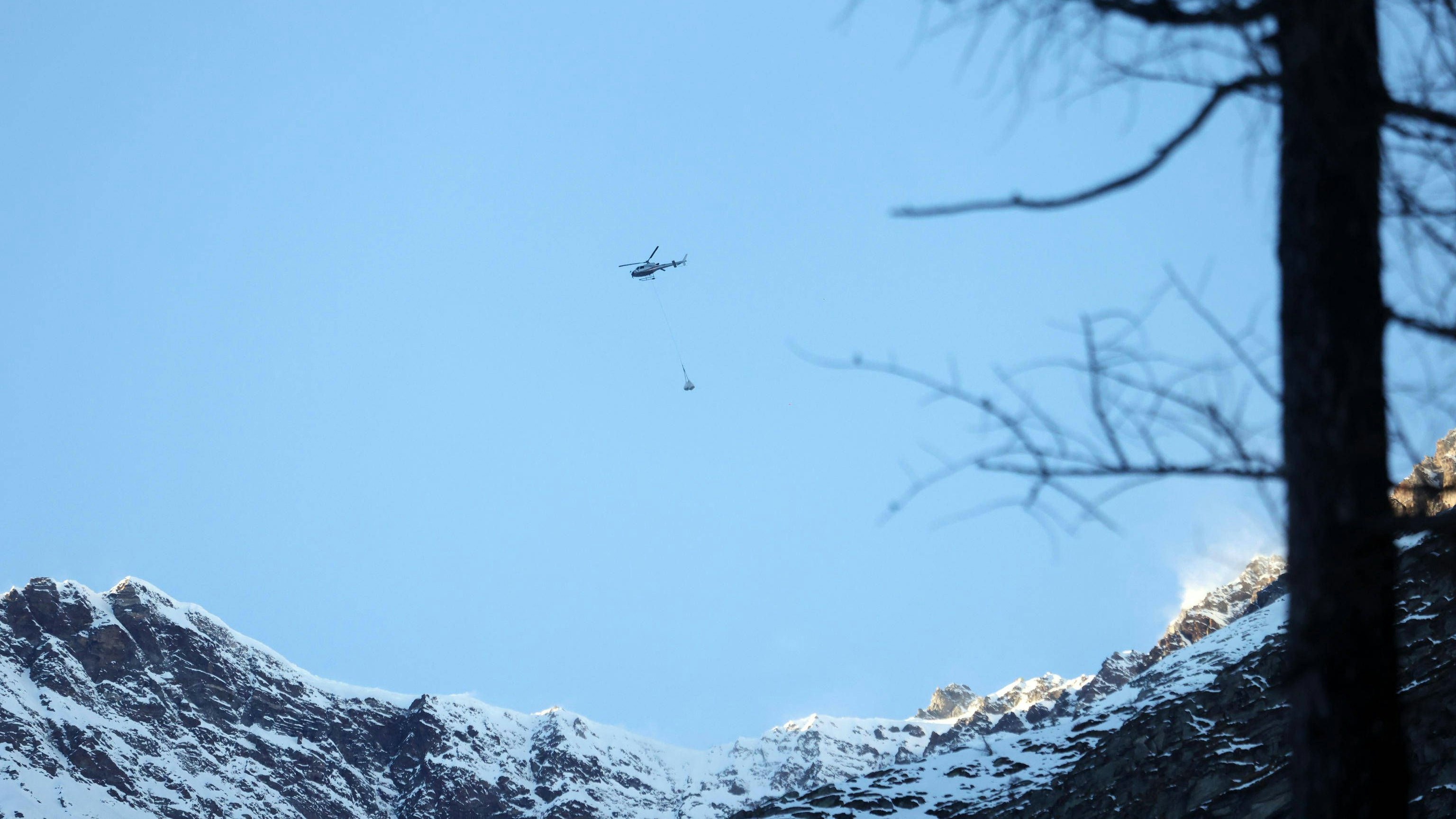 Heute.at - Seilbahn kracht in Station – 100 Passagiere evakuiert