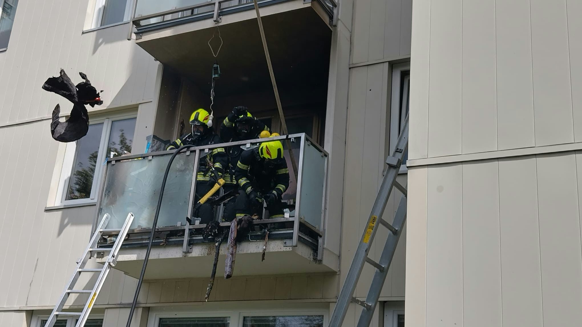 Feuerwehrleute beim Einsatz im August in dem mehrstöckigen Haus mit 45 Wohnungen
